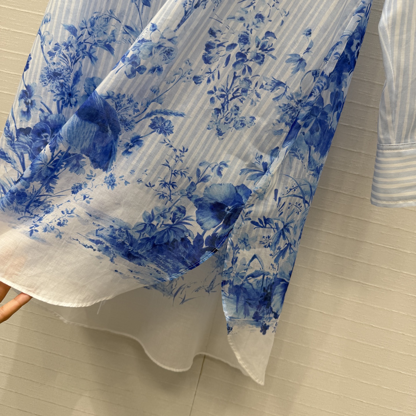 高端品质❤️Dio*26早春新品iviera系列 蓝色花卉条纹长款衬衫！重新诠释 Dior 经典图案。定