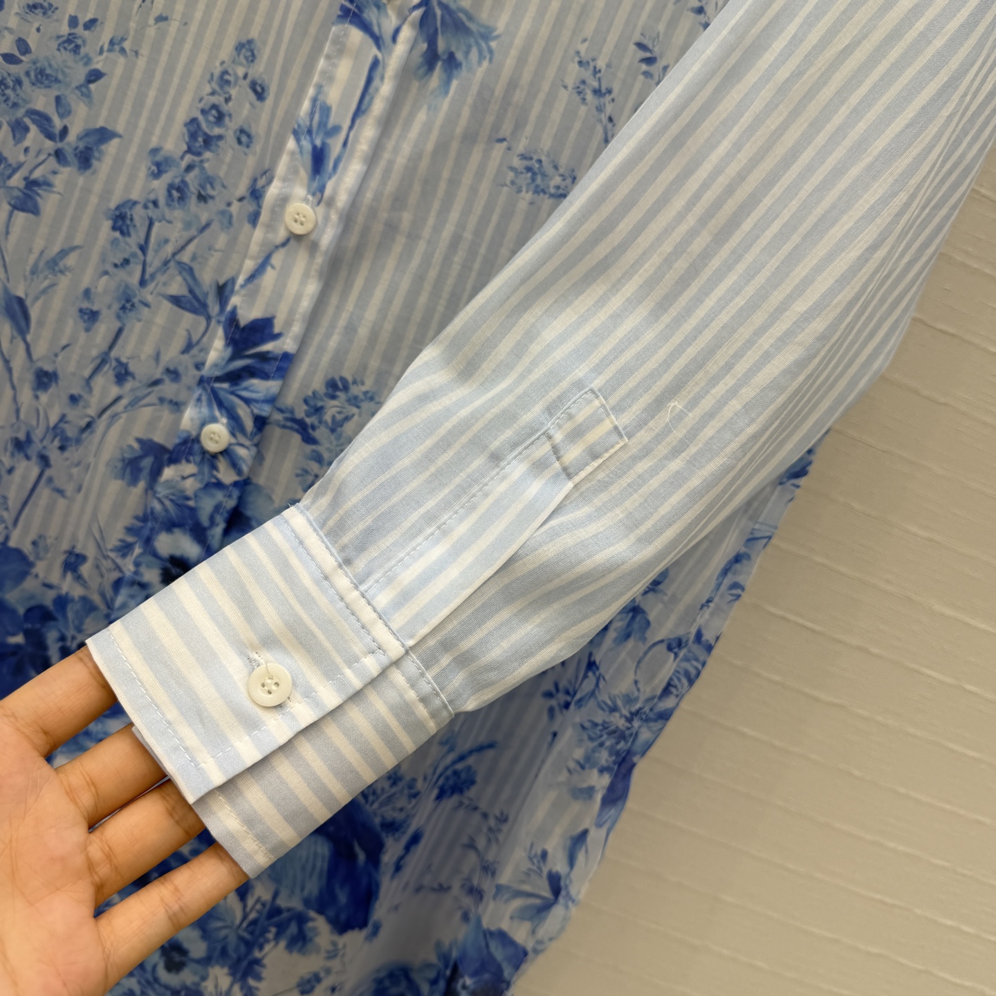 高端品质❤️Dio*26早春新品iviera系列 蓝色花卉条纹长款衬衫！重新诠释 Dior 经典图案。定