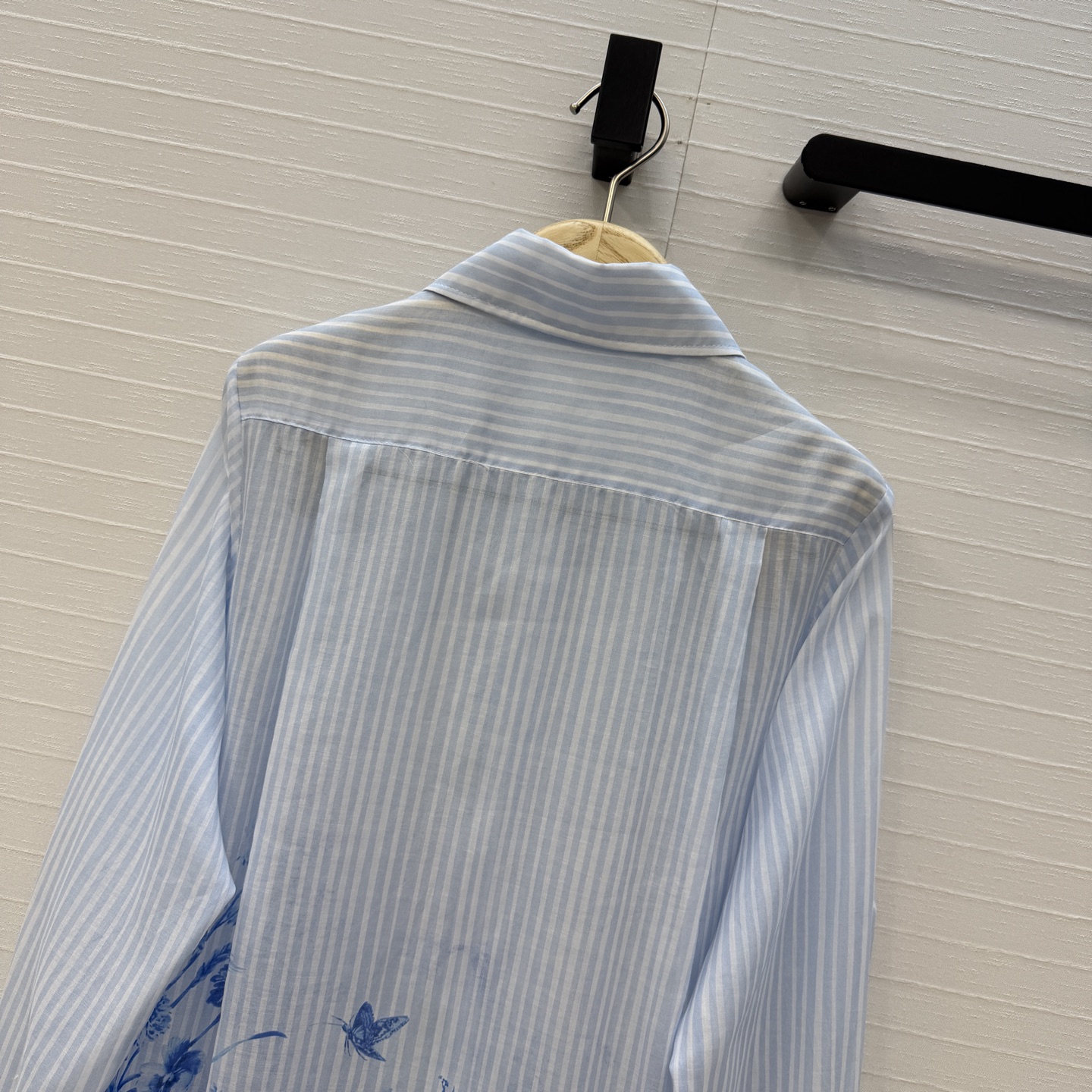 高端品质❤️Dio*26早春新品iviera系列 蓝色花卉条纹长款衬衫！重新诠释 Dior 经典图案。定