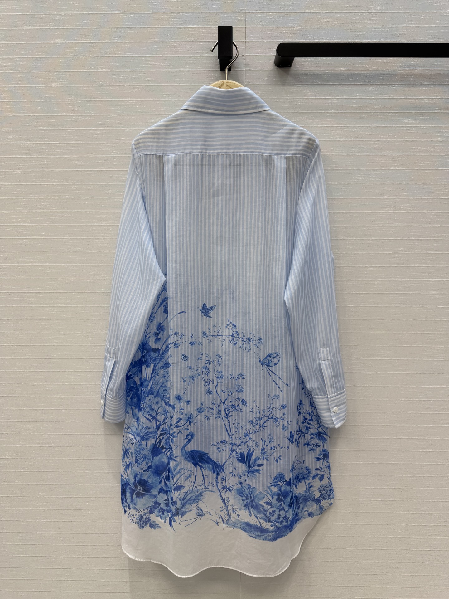 高端品质❤️Dio*26早春新品iviera系列 蓝色花卉条纹长款衬衫！重新诠释 Dior 经典图案。定