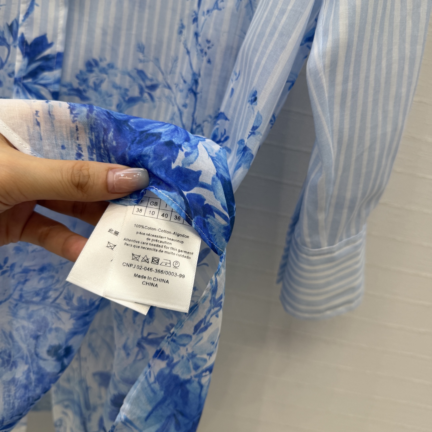 高端品质❤️Dio*26早春新品iviera系列 蓝色花卉条纹长款衬衫！重新诠释 Dior 经典图案。定