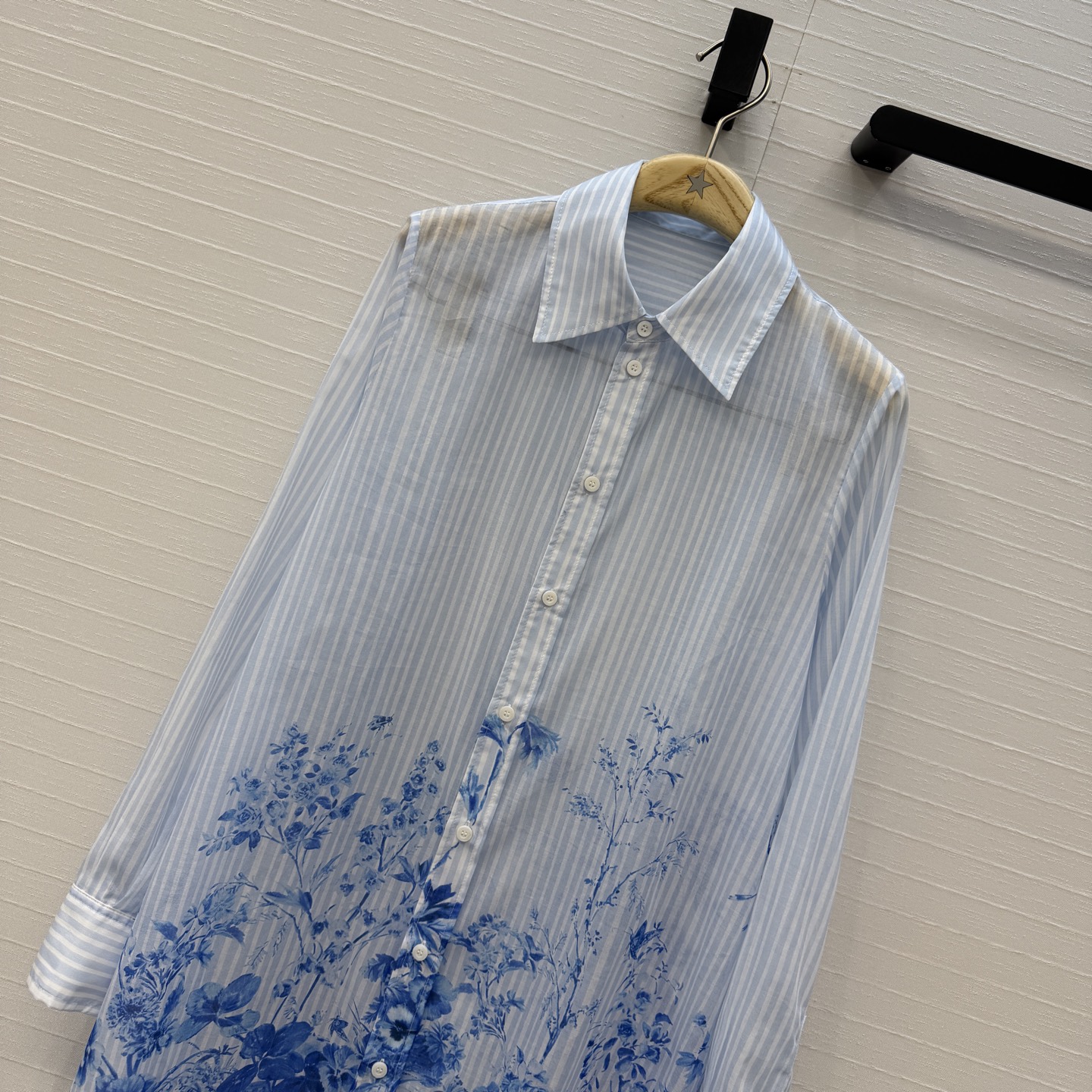高端品质❤️Dio*26早春新品iviera系列 蓝色花卉条纹长款衬衫！重新诠释 Dior 经典图案。定