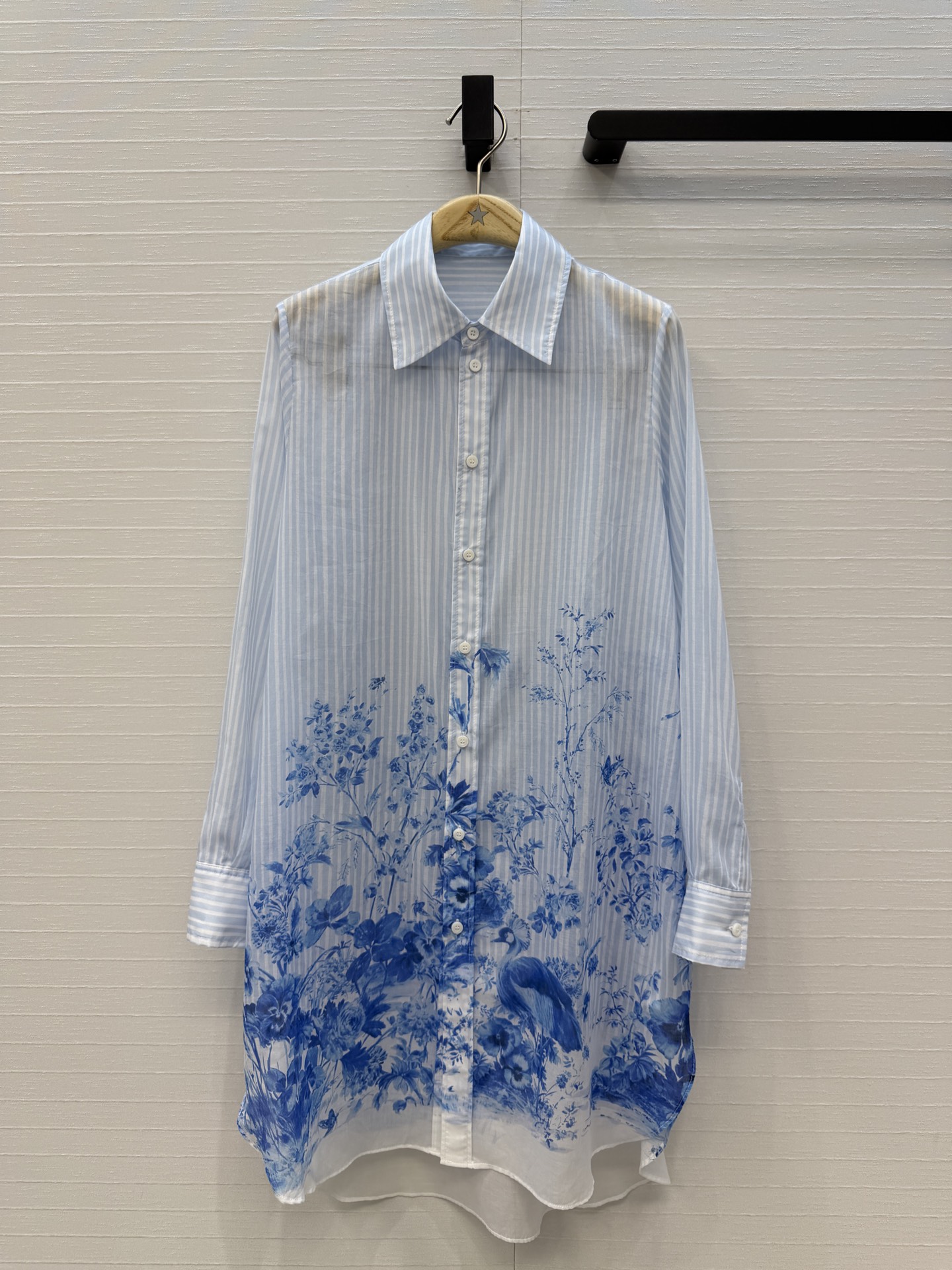 高端品质❤️Dio*26早春新品iviera系列 蓝色花卉条纹长款衬衫！重新诠释 Dior 经典图案。定