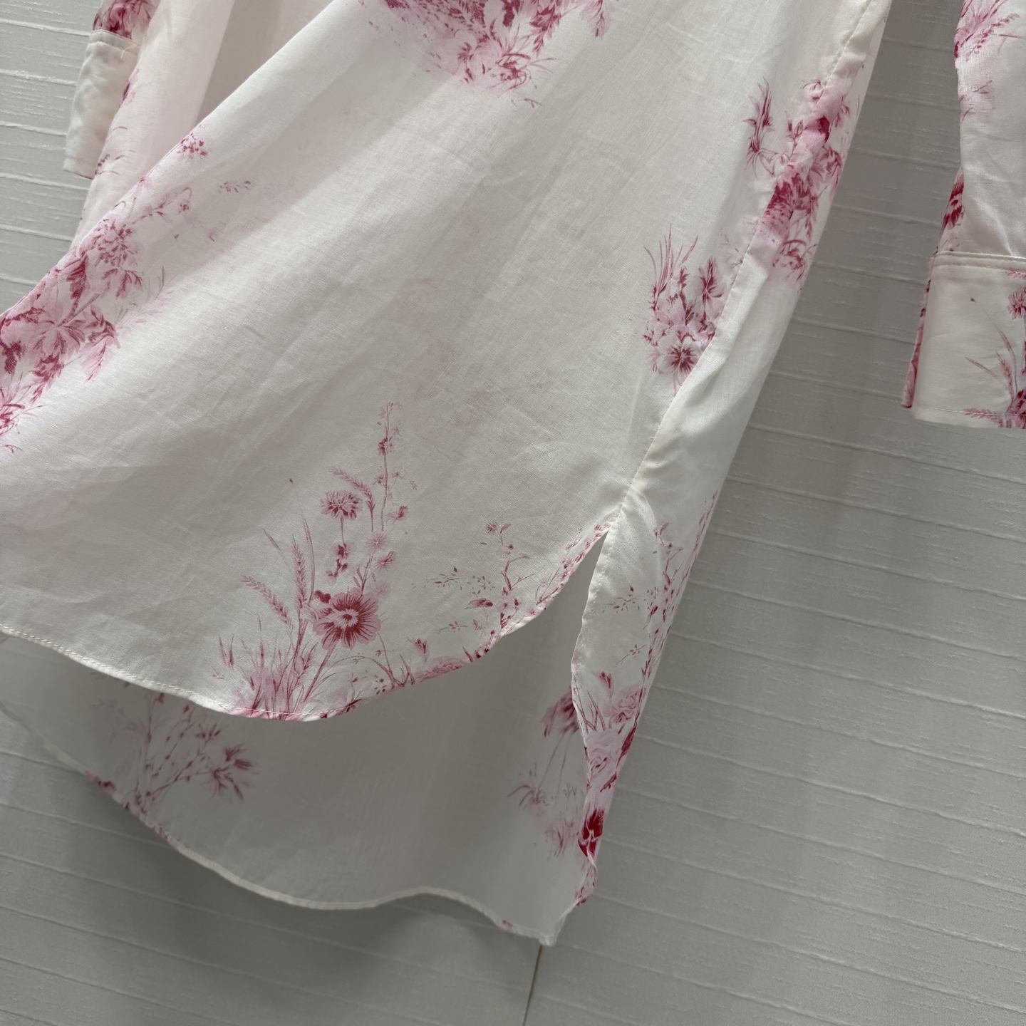 高端品质❤️Dio*26早春新品iviera系列 白粉色花卉长款衬衫！重新诠释 Dior 经典图案。定制