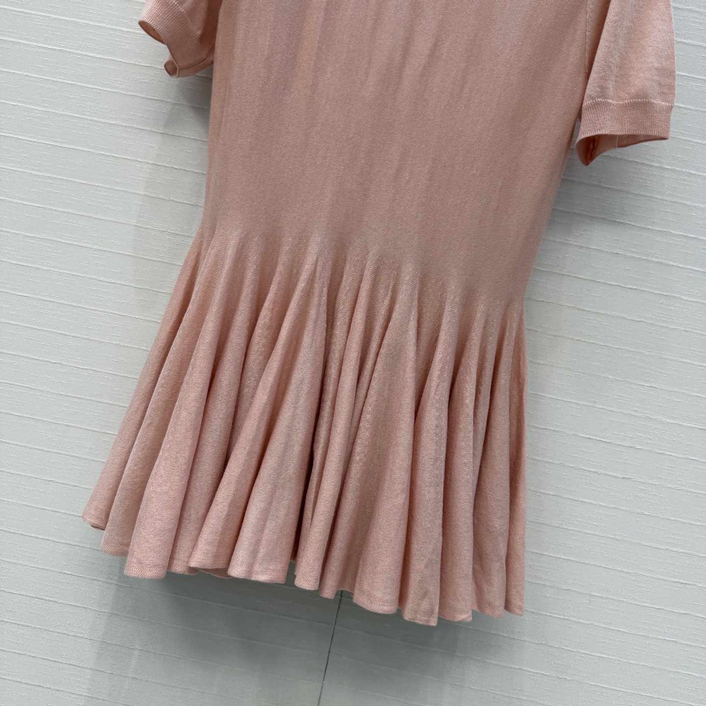 独家首发❤️Alai*新品束腰荷叶边羊毛针织衫，修身剪裁上身巨显瘦！流畅百褶裙摆垂坠灵动，温柔优雅气质。
