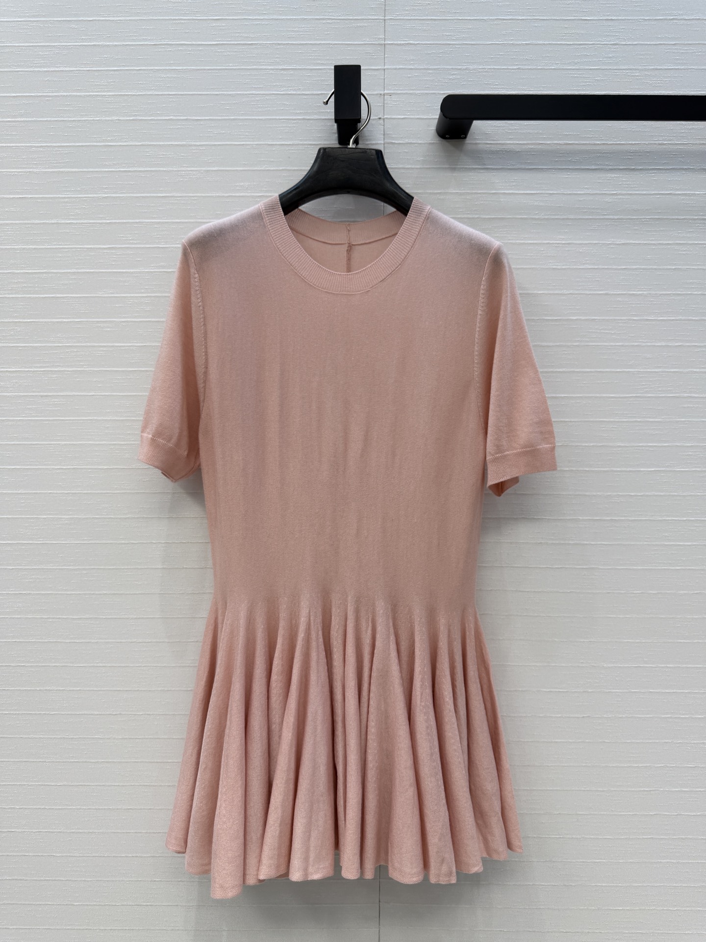 独家首发❤️Alai*新品束腰荷叶边羊毛针织衫，修身剪裁上身巨显瘦！流畅百褶裙摆垂坠灵动，温柔优雅气质。