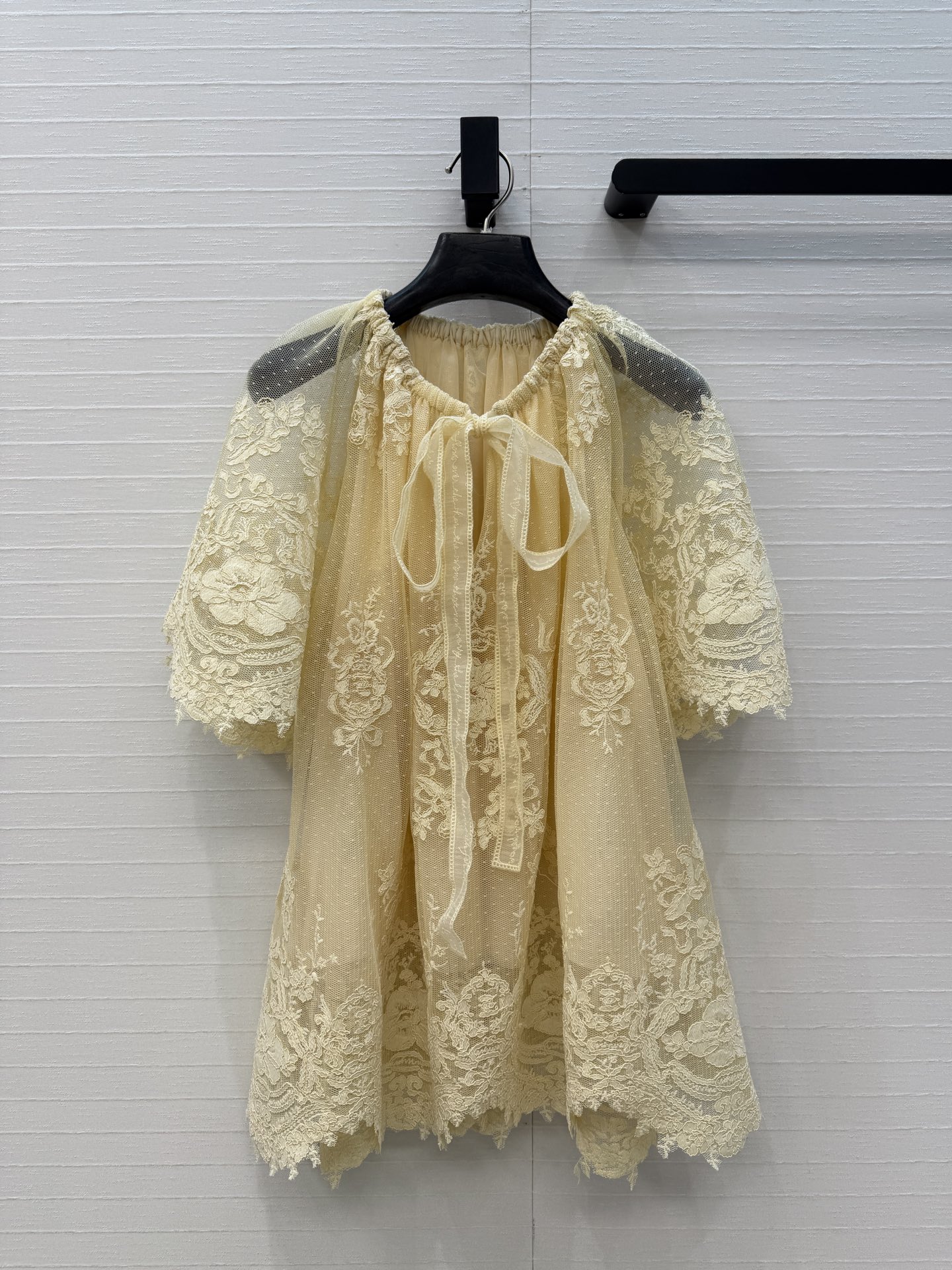 NO:828236,Exclusively launched, we highly recommend zi*m26’s new resort-style goose yellow lace top with flying sleeves, which is so beautiful that it has French elegance and ladylike style!  Custom-dyed lace three-dimensional floral mesh fabric is delicate and light, hand-cut flower craftsmanship, tie round neck, loose A-line cut, age-reducing, playful upper body, casual and romantic!  The quality of workmanship and positioning depends on the details. Three sizes in one color. M size, dropped shoulders, bust 130, length 63..., Zimmerman-Clothing,19860909独家首发,强烈推荐zi*m26新品度假风鹅黄色蕾丝小飞袖上衣,美到入骨的法式优雅气质名媛风！定染蕾丝立体花卉网纱面料细腻轻盈,纯手工剪花工艺,系带圆领 宽松A字版型剪裁减龄俏皮上身随性浪漫！定位取花做工品质看细节.一色三码.M码,落肩,胸围130,衣长63..,兹默曼-服装,,Women's clothing