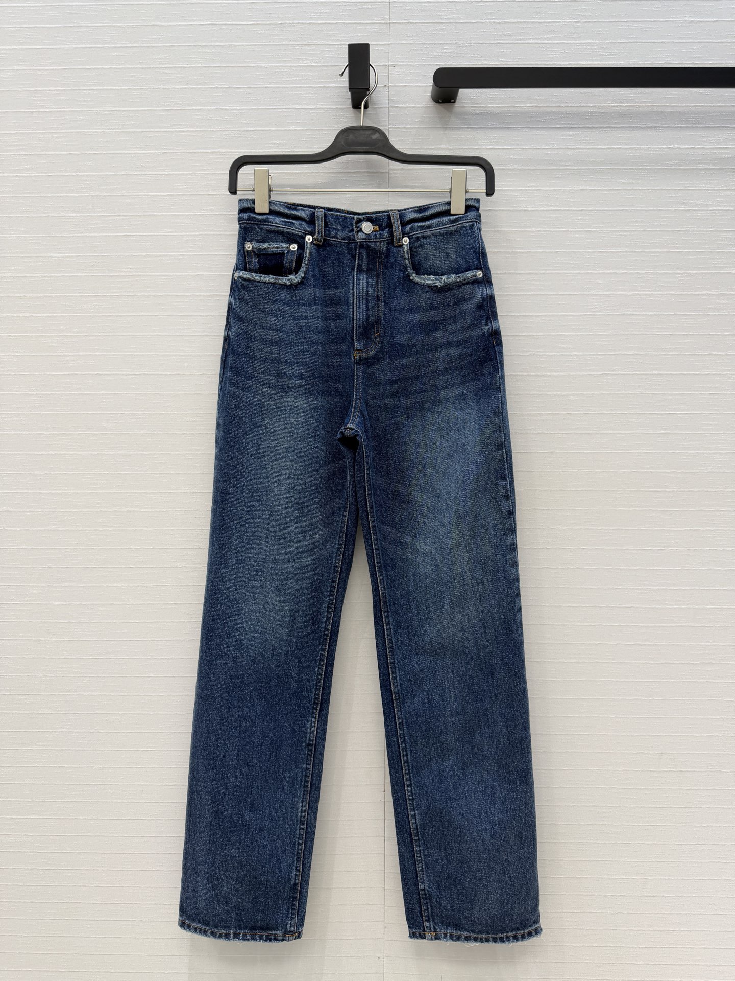 NO:828228,The exclusive first release of high-end quality Alia*’s new high-intellectual goddess jeans!  There are details on the back pockets, but the overall basic style is another pair of jeans that can be worn for a long time. The neatly cut straight-leg pants fit the curves and the upper body is super nice!  Customized enzyme-washed high-weave organic cotton denim fabric, hand-cut stone-milled edge craftsmanship, nostalgic retro wash, fashionable and high-end tone!  The perfect pants shape makes the upper body look slimmer!  The quality of workmanship depends on the details. Two-color S.M.L size.S size. Waist 68, hip 90, pants length 111.., women's clothing, jeans,19860909独家首发高端品质Alia*新品高智感女神牛仔裤！后面口袋有细节,但整体基础款式,又是一条可以长期主义的牛仔裤,利落的剪裁贴合曲线的直筒裤型上身超好看！定制酵素洗水高织数有机纯棉牛仔面料,手割石磨毛边工艺怀旧复古洗水时髦又高级的调调！完美裤型上身巨显瘦！做工品质看细节.两色S.M.L码.S码.腰围68,臀围90,裤长111..,女装,jeans,,Women's clothing