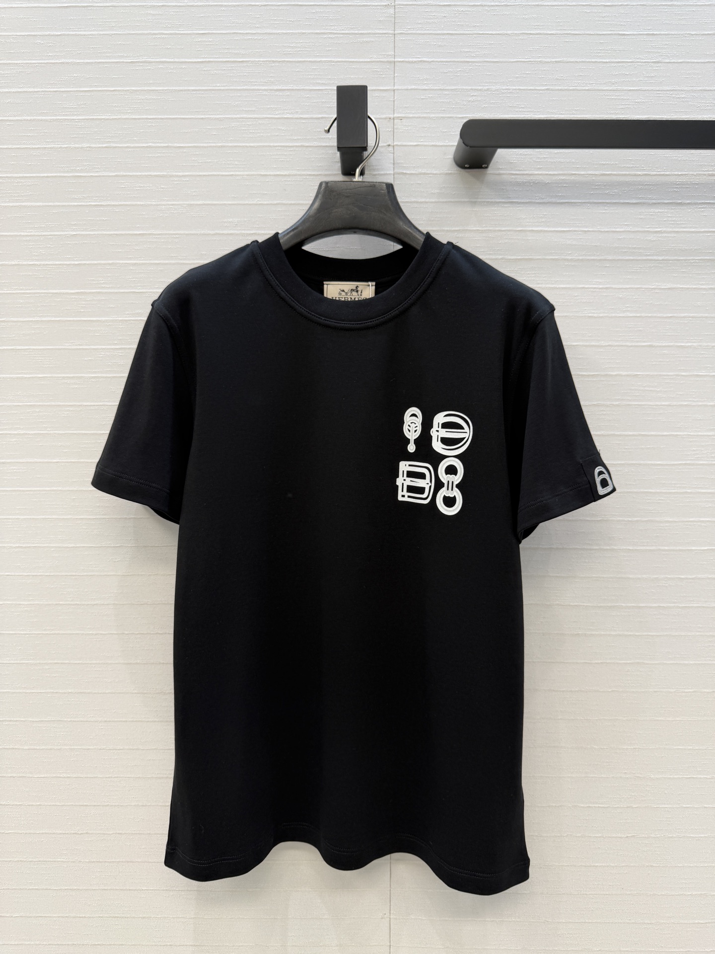 NO:828210,Highly recommended original quality H classic cotton T-shirt!  26 early spring new product, pig nose device positioning printing, pure cotton fabric texture is great. Sweet and salty temperament, age-reducing girlish style, versatile and not picky!  Perfect workmanship quality depends on the details. Two colors S-L sizes. The big list is thrown over, S size. Shoulder width 39, bust 88, length 58., Hermès-clothing, hermes,19860909爆单推荐原单品质H经典纯棉T！26早春新品猪鼻子器具定位印花,纯棉面料质感超赞.可甜可盐气质减龄少女风百搭不挑人！完美做工品质看细节.两色S-L码.大单子甩过来,S码.肩宽39,胸围88,衣长58.,爱马仕-服装,hermes,,Women's clothing