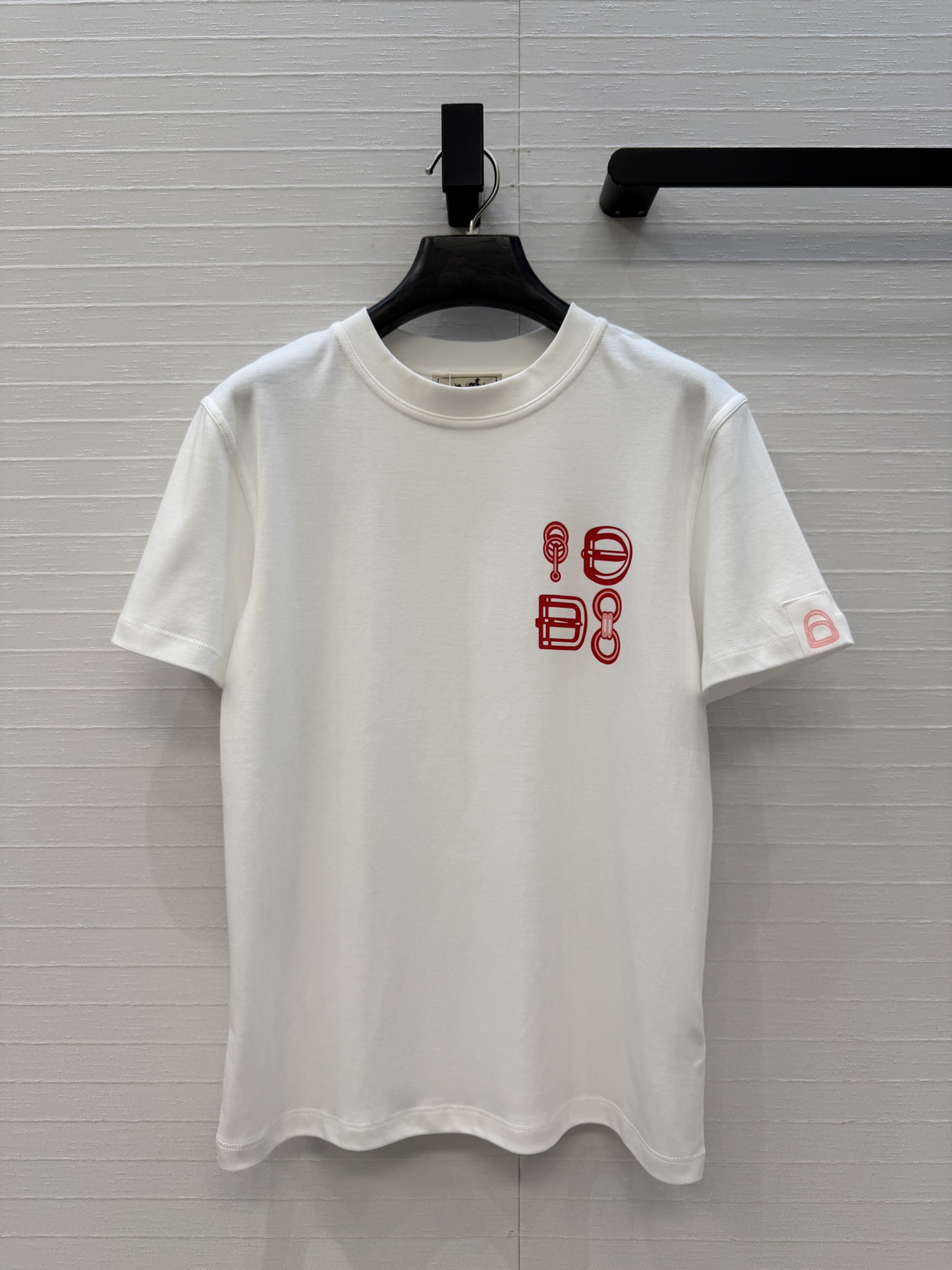 NO:828219,Highly recommended original quality H classic cotton T-shirt!  26 early spring new product, pig nose device positioning printing, pure cotton fabric texture is great. Sweet and salty temperament, age-reducing girlish style, versatile and not picky!  Perfect workmanship quality depends on the details. Two colors S-L sizes. Throw over the big list, S size. Shoulder width 39, bust 88, length 58..., Hermès-clothing, hermes,19860909爆单推荐原单品质H经典纯棉T！26早春新品猪鼻子器具定位印花,纯棉面料质感超赞.可甜可盐气质减龄少女风百搭不挑人！完美做工品质看细节.两色S-L码.大单子甩过来,S码.肩宽39,胸围88,衣长58..,爱马仕-服装,hermes,,Women's clothing