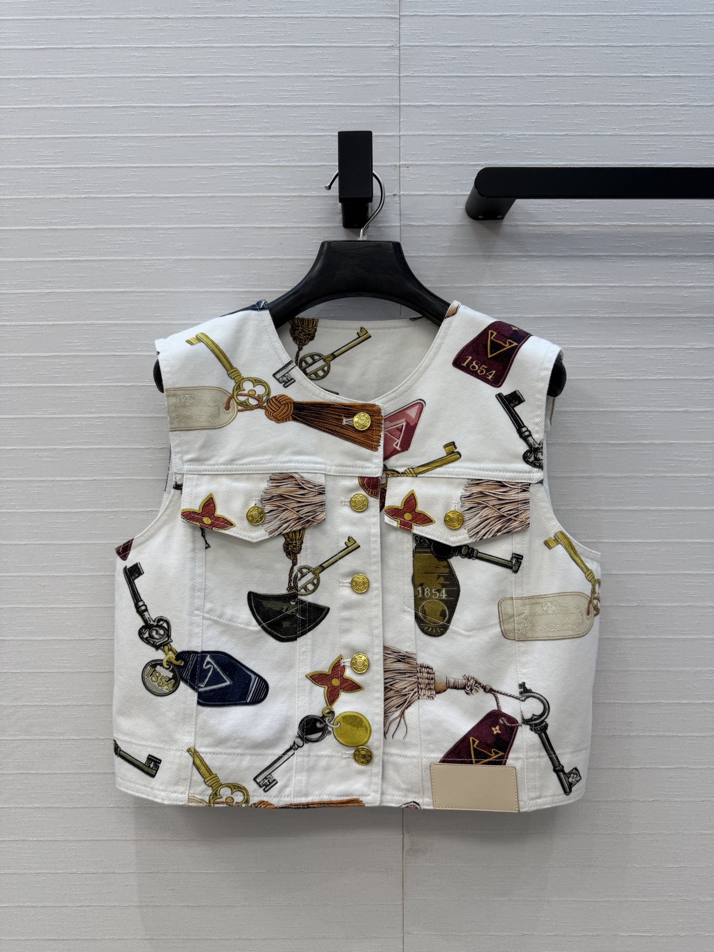 NO:828248,Hot sale recommendation: Flight Mode series printed denim vest, with retro keys, bottles and other patterns, full of classic LV elements, with both artistic sense and brand recognition!  The elegant layering items are classic, fashionable and high-end!  Original custom-made denim soft denim fabric, classic H short style design, versatile and easy to wear, looks slimming on the upper body!  Highly recommended for casual temperament items.SML!  Size S. Bust 94, length 41.,Louis Vuitton-clothing,louis vuitton,louis vuitton,19860909爆单推荐 Flight Mode系列印花牛仔马甲,复古钥匙、瓶状物等图案,满满LV经典元素,艺术感与品牌辨识度兼具！气质叠搭单品经典时髦又高级！原版定制丹宁软牛仔面料,经典H小短款设计百搭不挑人上身巨显瘦！强烈推荐休闲气质单品.SML！S码.胸围94,衣长41.,路易威登-服装,louis vuitton,louis vuitton,,Women's clothing