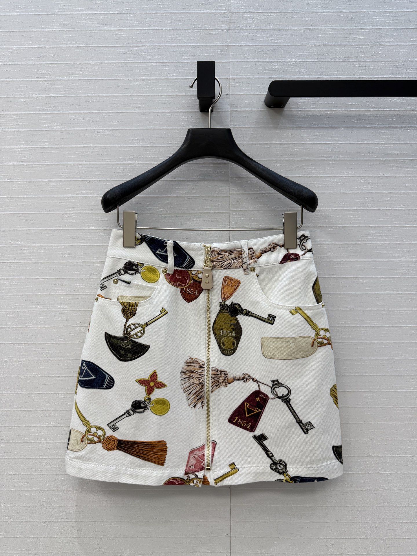 NO:828258,Hot sale recommendation: Flight Mode series printed denim skirt, with retro keys, bottles and other patterns, full of classic LV elements, with both artistic sense and brand recognition!  Original customized denim soft denim fabric, classic zipper style small A version, versatile and easy to wear, looks slimming on the upper body!  Highly recommended for casual temperament items.SML!  Size S. Waist 68, hips 88, skirt length 41.., Louis Vuitton-clothing, louis vuitton, louis vuitton, skirts,19860909爆单推荐 Flight Mode系列印花牛仔半裙,复古钥匙、瓶状物等图案,满满LV经典元素,艺术感与品牌辨识度兼具！原版定制丹宁软牛仔面料,经典拉链式小A版型百搭不挑人上身巨显瘦！强烈推荐休闲气质单品.SML！S码.腰围68,臀围88,裙长41..,路易威登-服装,louis vuitton,louis vuitton,skirts,,Women's clothing