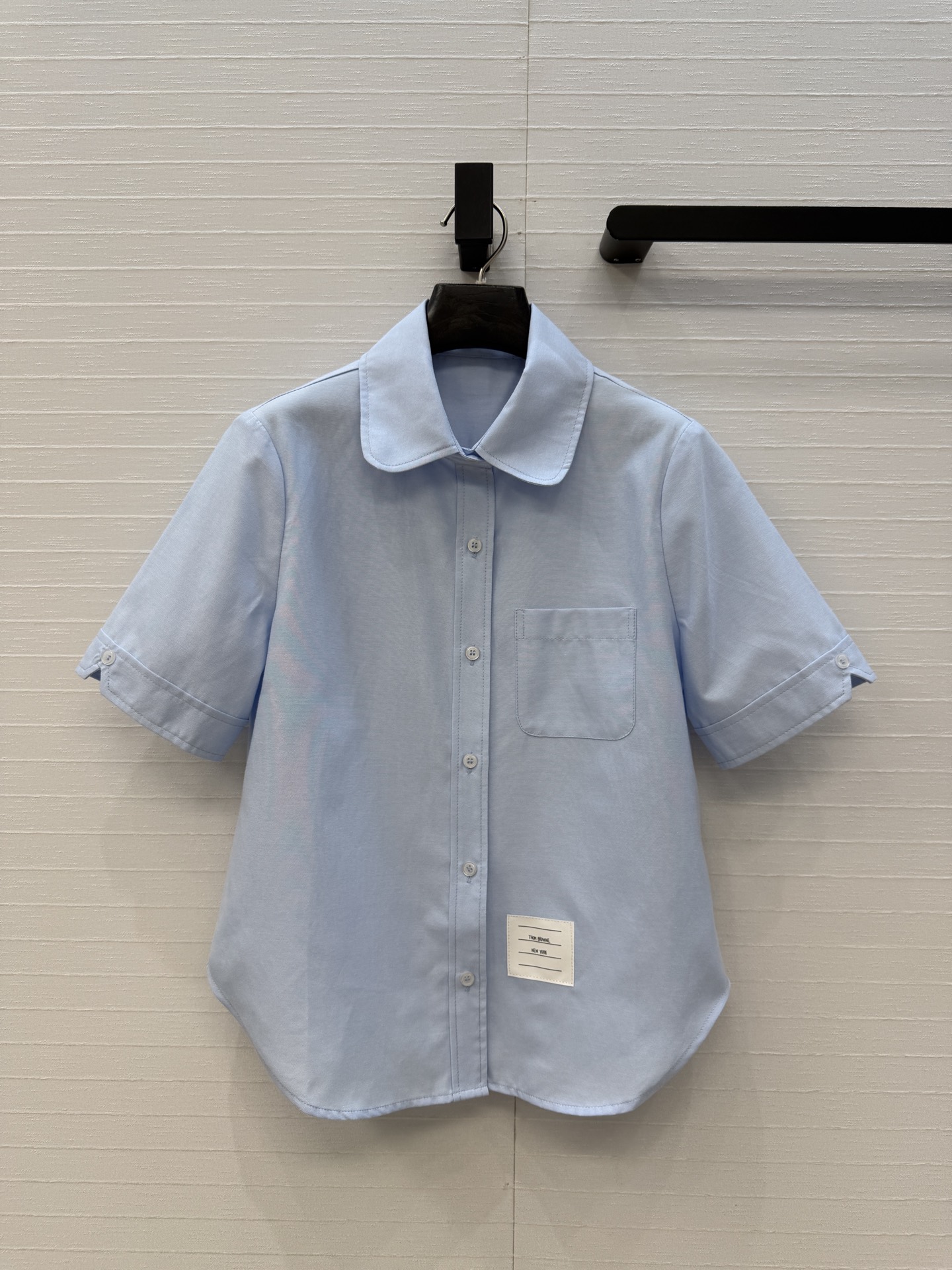 NO:828238,Highly recommend Thom Brow*'s new college-style short-sleeved shirt, classic lapel + one-sided chest pocket, perfect arc edges, natural waist design, versatile and not picky, sweet and salty, youthful and casual girly temperament. The quality of workmanship depends on the details, available in two colors, sizes S-L!  Throw the order over!  Size S. Shoulder width 37, bust 90, length 58.., Thom Browne-clothing,thom browne,shirts,T-shirt,19860909强烈推荐 Thom Brow*新品学院风短袖衬衫,经典翻领+单侧胸袋,细节满分弧边自然收腰版型设计百搭不挑人,可甜可盐青春休闲少女气质.做工品质看细节,现货两色S-L码！单子甩过来！S码.肩宽37,胸围90,衣长58..,汤姆布朗-服装,thom browne,shirts,T-shirt,,Women's clothing
