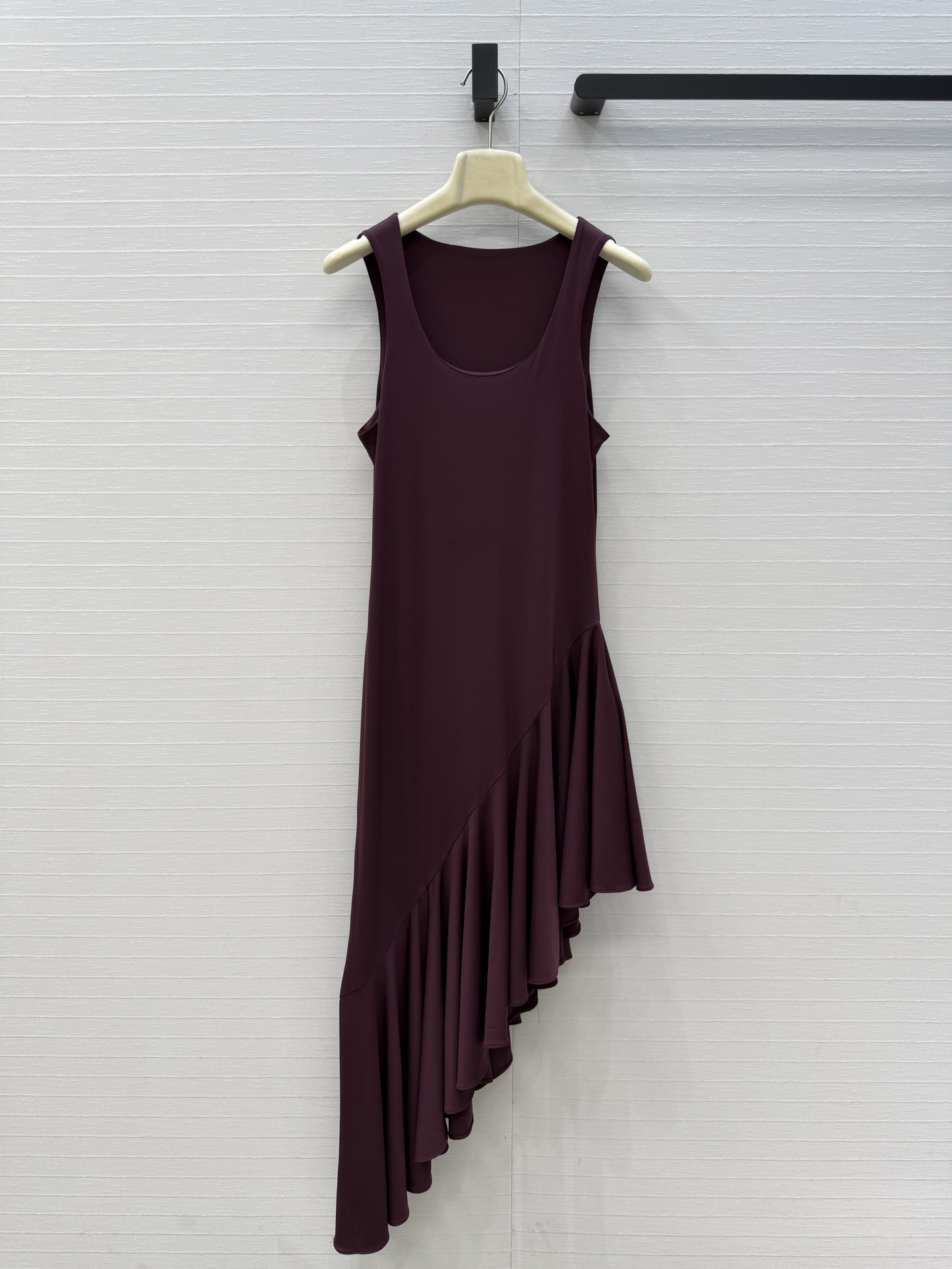 NO:829604,Exclusive debut of Alai*26 new irregular sleeveless dress, sleeveless scoop neck, off-shoulder neck line, sculptural tailoring, asymmetric slim design + curved ruffled hem breaks the dullness of straight skirts, and the upper body is elegant and smart  Swaying and casual. The one-piece briefs are like a second skin when worn, accurately outline the waist and hip curves, and have a super waist-cinching effect. Smooth knitting, light and breathable, two colors and three sizes, S size. Bust 76, waist 66, skirt length 78-120., women's clothing, alaia, skirts,19860909独家首发Alai*26新品不规则无袖连衣裙,无袖汤匙领露肩颈线条,雕塑感剪裁不对称修身设计+弧形荷叶边下摆打破了直筒裙的沉闷,上身优雅灵动 摇曳随性.连体三角裤一穿上身像第二层皮肤,精准勾勒腰臀曲线,收腰效果超好.流畅针织轻薄透气,两色三码,S码.胸围76,腰围66,裙长78-120.,女装,alaia,skirts,,Women's clothing