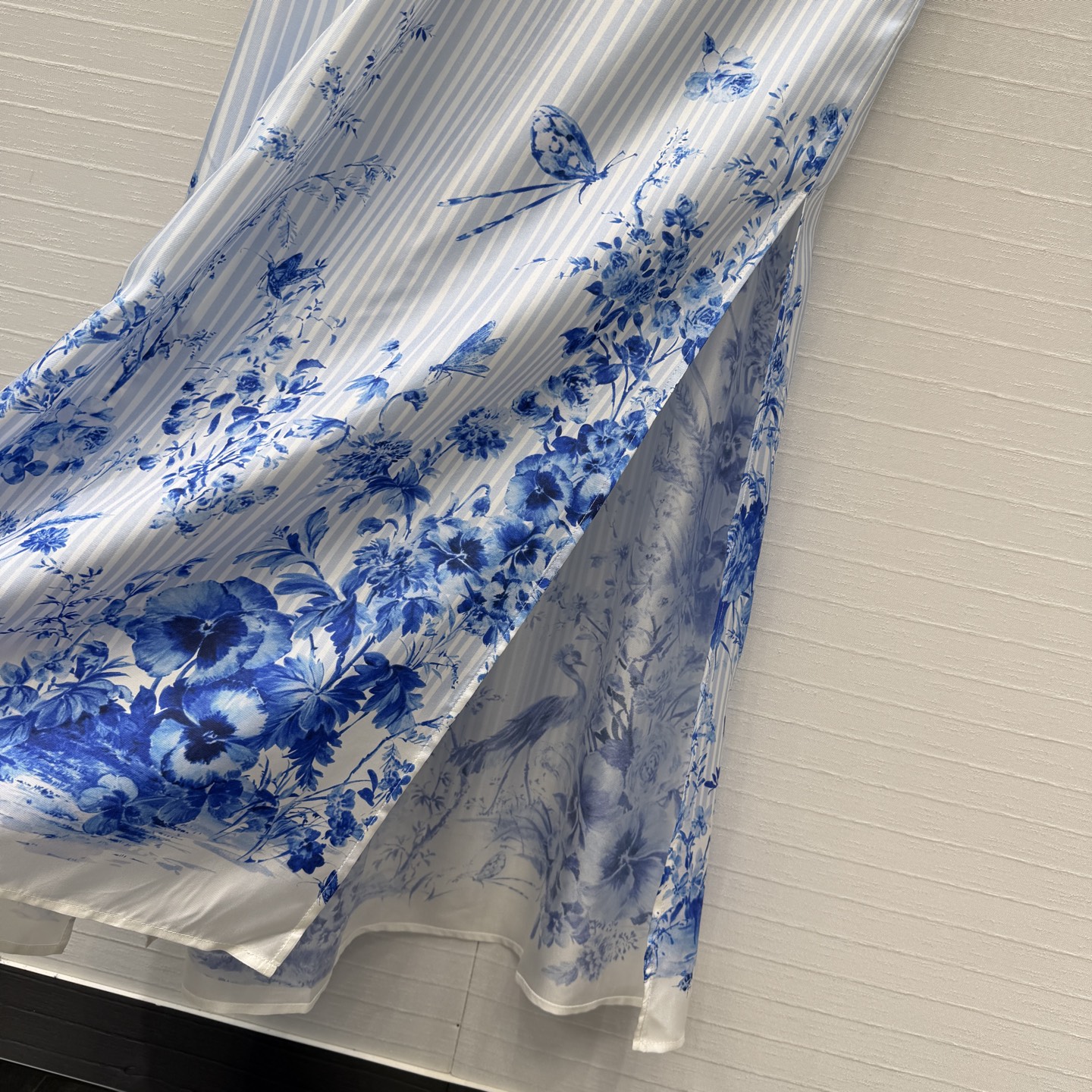 独家首发❤️D*26早春新品 蓝色花卉条纹印花真丝衬式长裙，系带收腰提高腰线比例，双侧开衩裙摆 H版型上