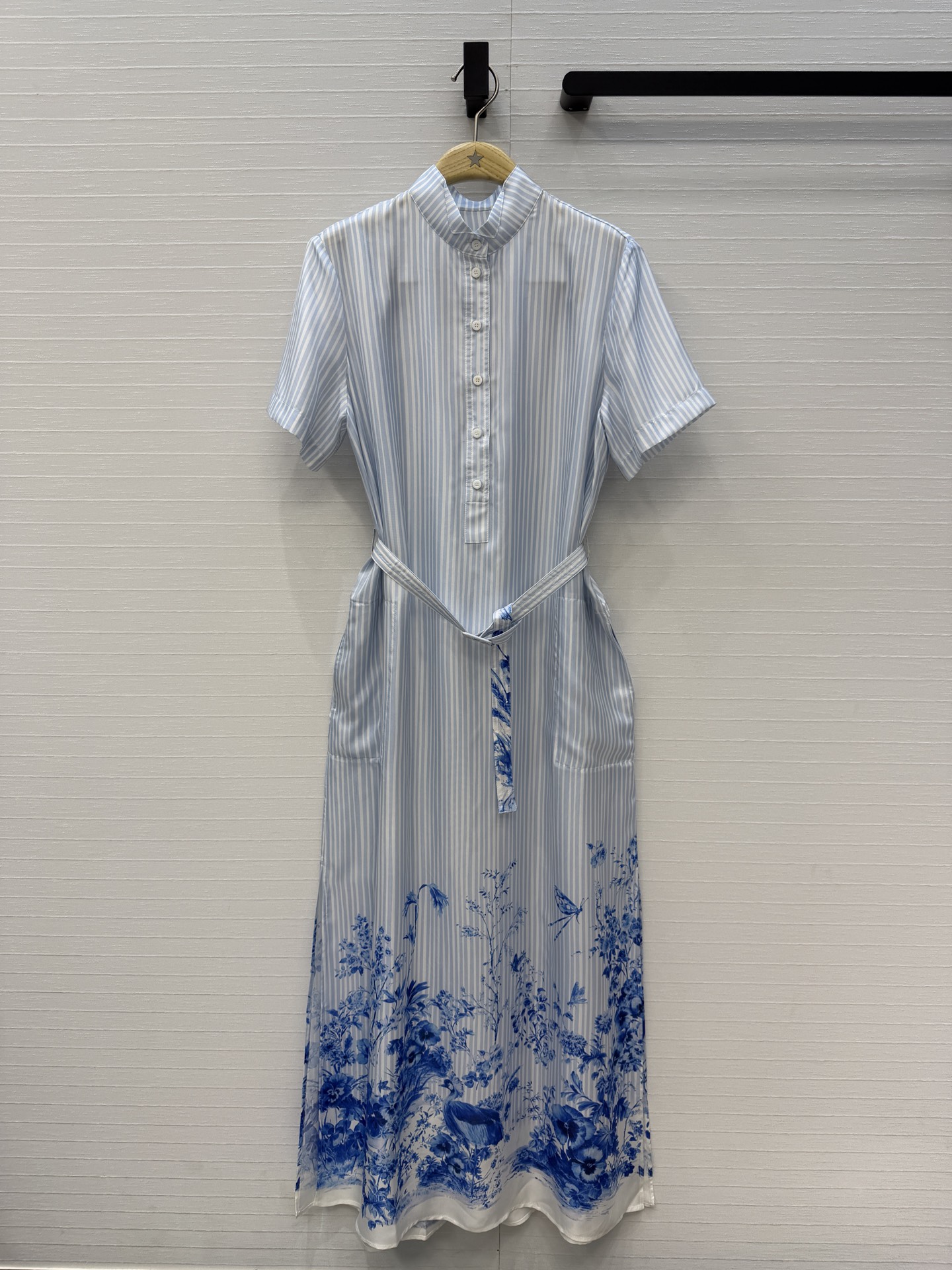 NO:829595,The exclusive first release of D*26 early spring new product. Blue floral striped printed silk petticoat long skirt. The waist is tied to increase the proportion of the waistline. The skirt is slit on both sides. The H-shaped upper body is neat and casual. The pleated small collar design makes it easy to get a French elegant look. The quality of workmanship of imported silk fabrics depends on the details!  S.M.L.XL size is in stock now, size 36, shoulder width 40, bust 106, skirt length 140.., Dior-clothing, dior, skirts, real silk,19860909独家首发D*26早春新品 蓝色花卉条纹印花真丝衬式长裙,系带收腰提高腰线比例,双侧开衩裙摆 H版型上身利落随性,翻褶小衬领设计轻松get法式优雅Look,进口真丝面料做工品质看细节！S.M.L.XL码 现货开抢,36码,肩宽40,胸围106,裙长140..,迪奥-服装,dior,skirts,real silk,,Women's clothing