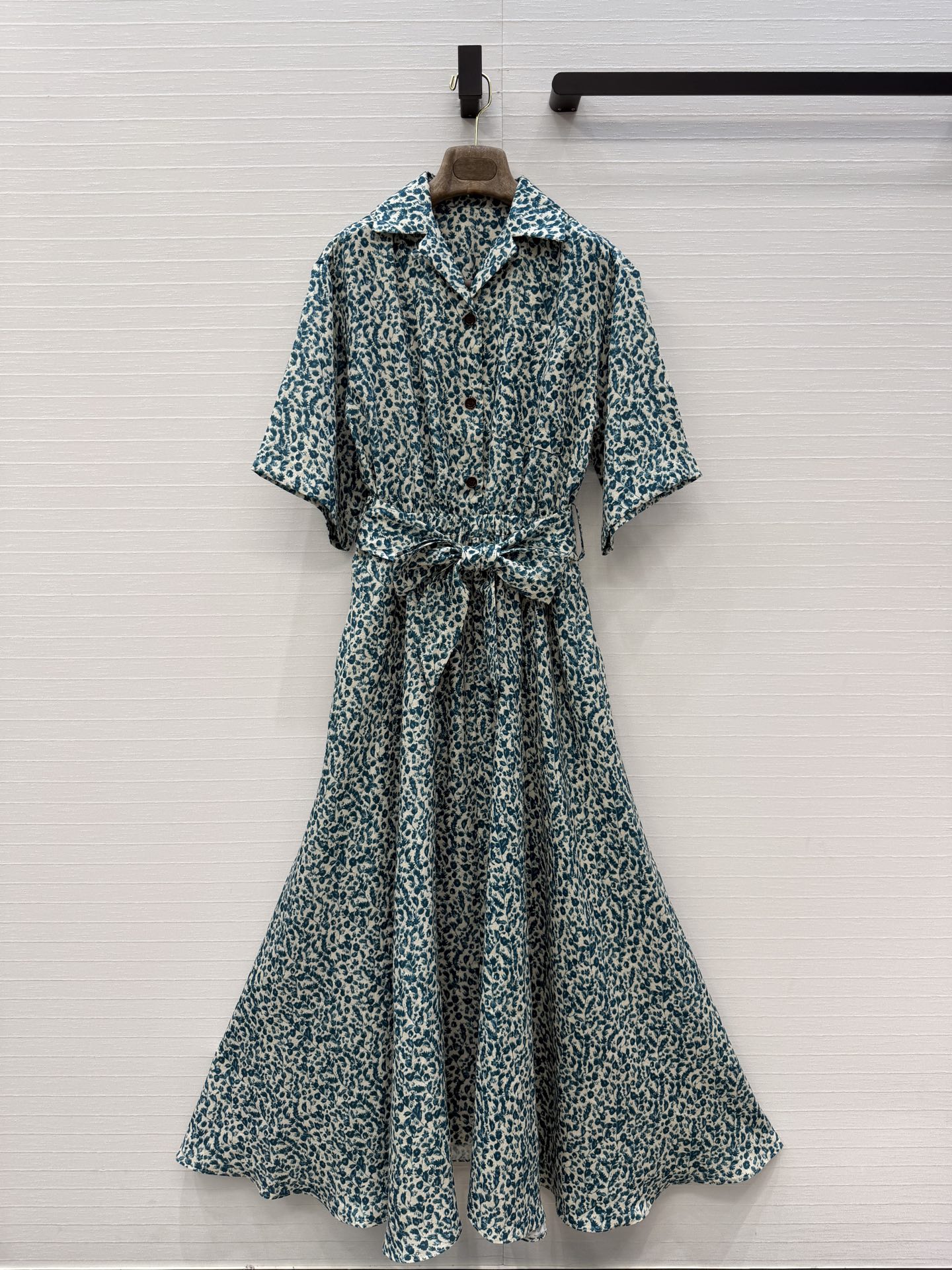 NO:853788,Exclusive first release of high-end quality, Lp's new product in the resort style of a southern French manor. Lazy and romantic little floral, blue-green floral linen dress, lace-up waist and large skirt, smart and elegant, luxurious and elegant. Classic shirt collar design  The elastic waist outlines a versatile and easy-to-match silhouette. The upper body has a cool literary retro feel, and the custom-printed linen fabric has perfect workmanship and quality. Look at the details, two colors and three sizes. Available now, size S, shoulder width 45, bust 98, skirt length 136., women's clothing, loro piana, skirts, shirts,19860909独家首发高端品质,Lp新品南法庄园度假风 慵懒浪漫的小碎花,蓝绿色碎花亚麻连衣裙,系带收腰大裙摆灵动飘逸奢华气质优雅.经典衬衫领设计 松紧腰勾勒版型百搭不挑人.上身自带清冷文艺复古感,定制印花亚麻面料完美做工品质看细节,两色三码.现货开抢,S码,肩宽45,胸围98,裙长136.,女装,loro piana,skirts,shirts,,Women's clothing
