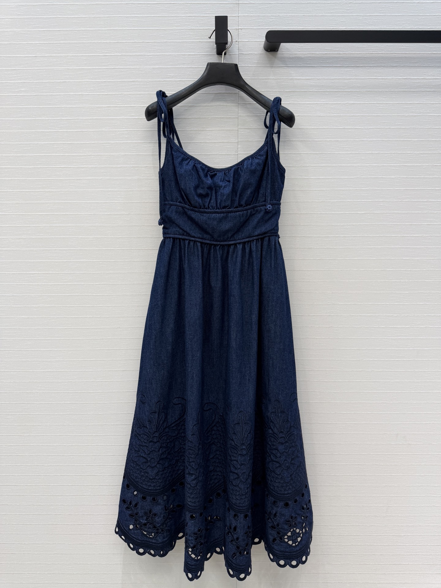 NO:853814,Exclusive first release of high-end original single quality, zm wave, hip, white and beautiful must-have!  Heavy craftsmanship all-over embroidered denim suspender long skirt!  Customized floral hollow embroidered denim fabric has a wide and comfortable texture!  Exquisite shell oo lace, lace-up design, strapless waist, A-line skirt, casual and versatile upper body, casual, elegant and romantic temperament, perfect workmanship, quality depends on the details. Two colors and three sizes. Available now!  Size S. Bust 74, waist 66, skirt length excluding straps 108., Zimmermann-clothing, skirts,19860909独家首发高端原单品质,zm波嘻风白富美必入！重工艺通体刺绣牛仔吊带长裙！定制花卉镂空刺绣牛仔面料质感挺阔舒适！精致的贝壳oo花边,系带设计抹胸收腰A字裙摆 版型上身随性百搭,休闲优雅浪漫气质,完美做工品质看细节.两色三码.现货开抢！S码.胸围74,腰围66,不含肩带裙长108.,兹默曼-服装,skirts,,Women's clothing