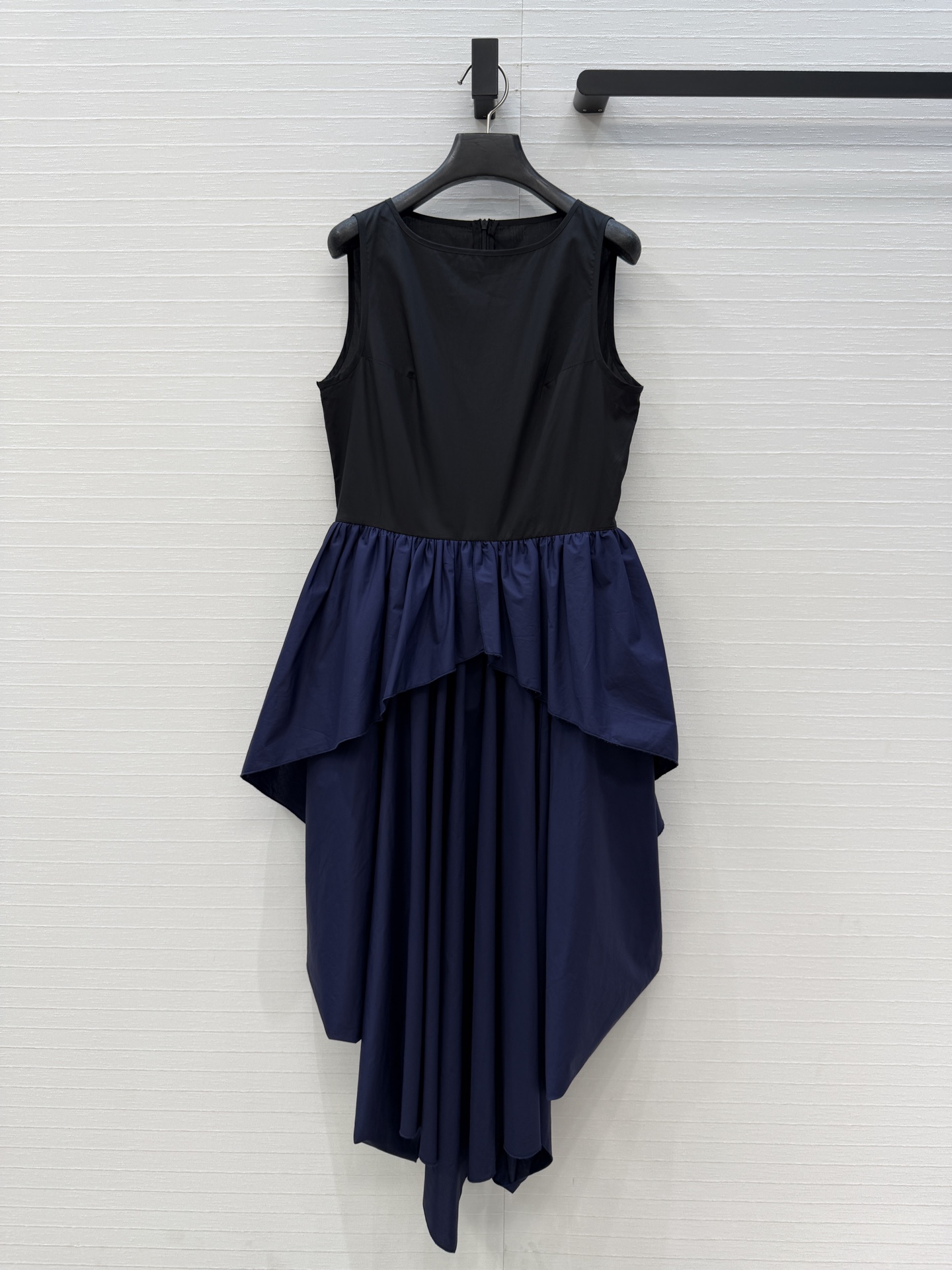 NO:853801,Highly recommend Lw*’s new product Paula’s Ibiza series color-blocked vest, irregular pleated puffy dress, one-line round neck, pleated layered cut, asymmetric drape skirt design, casual and fashionable ~ simple girly holiday style, cotton poplin fabric, see for yourself on workmanship quality, two colors and three sizes, S size, bust 86, waist 70, skirt length 123., Loewe-clothing, loewe, skirts,19860909强烈推荐Lw*新品Paula’s Ibiza系列拼色背心不规则褶皱蓬蓬连衣裙,一字圆领 褶皱层次剪裁不对称垂坠裙摆设计随性时髦～简约少女度假风,棉府绸面料,做工品质自己看,两色三码,S码,胸围86,腰围70,裙长123.,罗意威-服装,loewe,skirts,,Women's clothing
