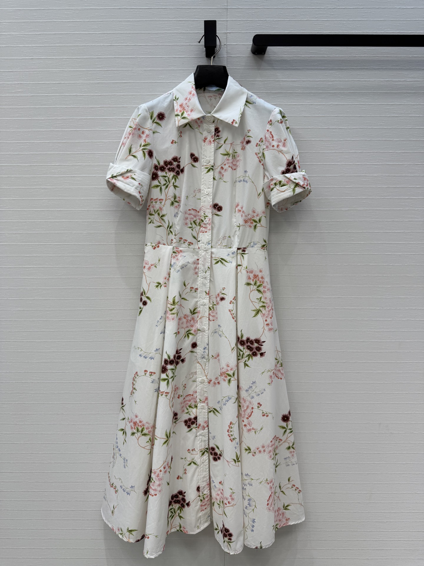 NO:853776,Highly recommended Oscar*26 new holiday product mixed floral print crown pleated short-sleeved dress, waist-cinched pleated large skirt with elegant and intellectual upper body, casual vacation without losing the sense of commuting, full of retro feel, light cotton poplin material, skin-friendly and breathable, one color, size 36, shoulder width 36, bust 86, waist 68, skirt length 117., women's clothing, skirts, T-shirt,19860909强烈推荐Oscar*26度假新品 混合花卉印花皇冠褶皱短袖连衣裙,收腰压褶式大裙摆剪裁上身优雅知性,休闲度假不失通勤感,复古感满满,轻盈棉府绸材质,亲肤透气,一色四码,36码,肩宽36,胸围86,腰围68,裙长117.,女装,skirts,T-shirt,,Women's clothing