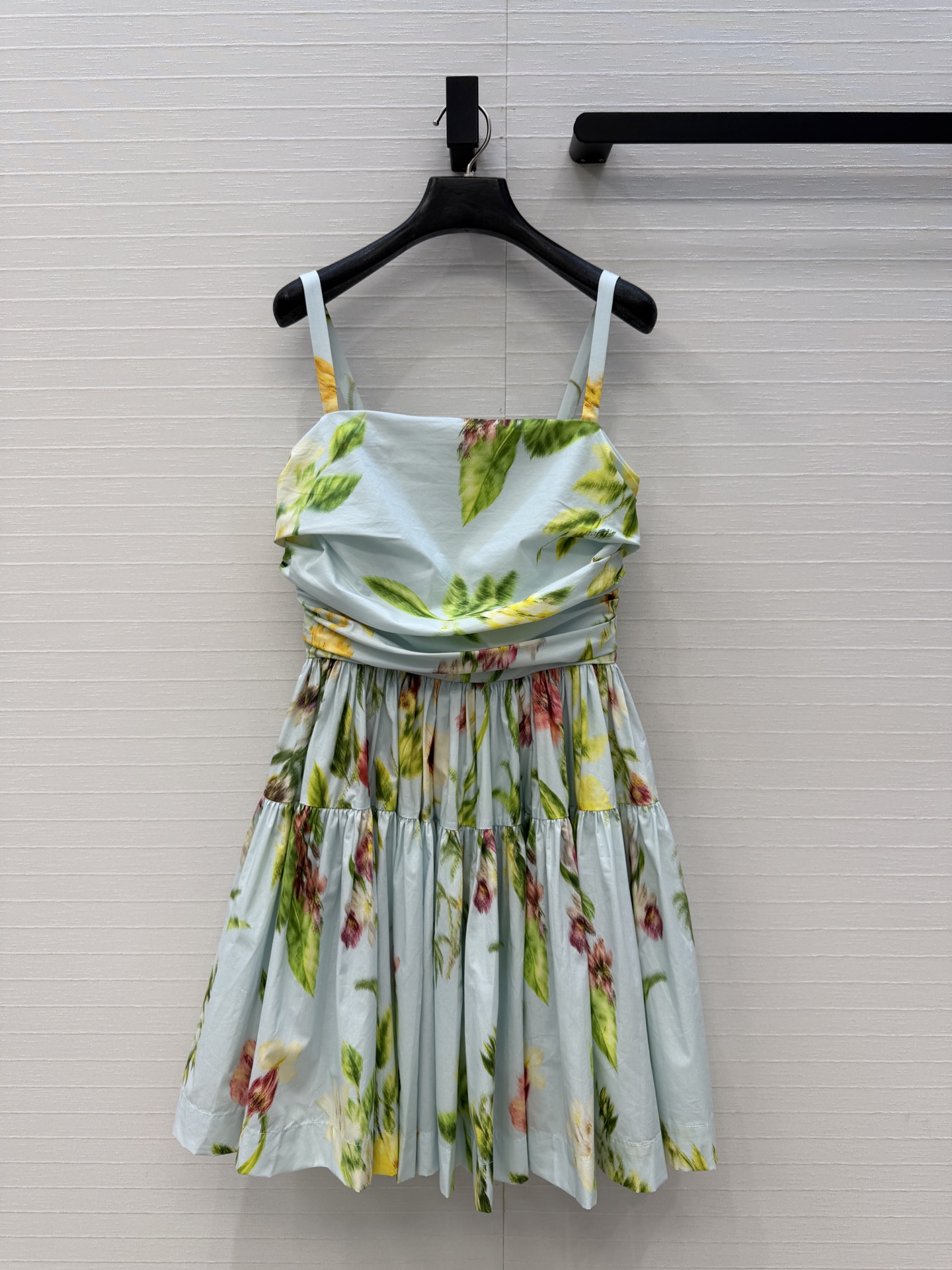 NO:853762,Highly recommended Oscar dal*26 new holiday product, light blue bright printed suspender dress, pleated tube top suspender design, waist and pleated large skirt, elegant and intellectual upper body, short skirt length, tall, casual vacation without losing the sense of commuting, full of retro feel, light cotton poplin material, skin-friendly and breathable, one color, size 36, bust 78, waist 66, skirt length 84., women's clothing, skirts,19860909强烈推荐Oscar dal*26度假新品 淡蓝色明艳印花吊带连衣裙,褶皱抹胸吊带设计收腰压褶大裙摆上身优雅知性,短裙长度显高挑,休闲度假不失通勤感,复古感满满,轻盈棉府绸材质,亲肤透气,一色四码,36码,胸围78,腰围66,裙长84.,女装,skirts,,Women's clothing