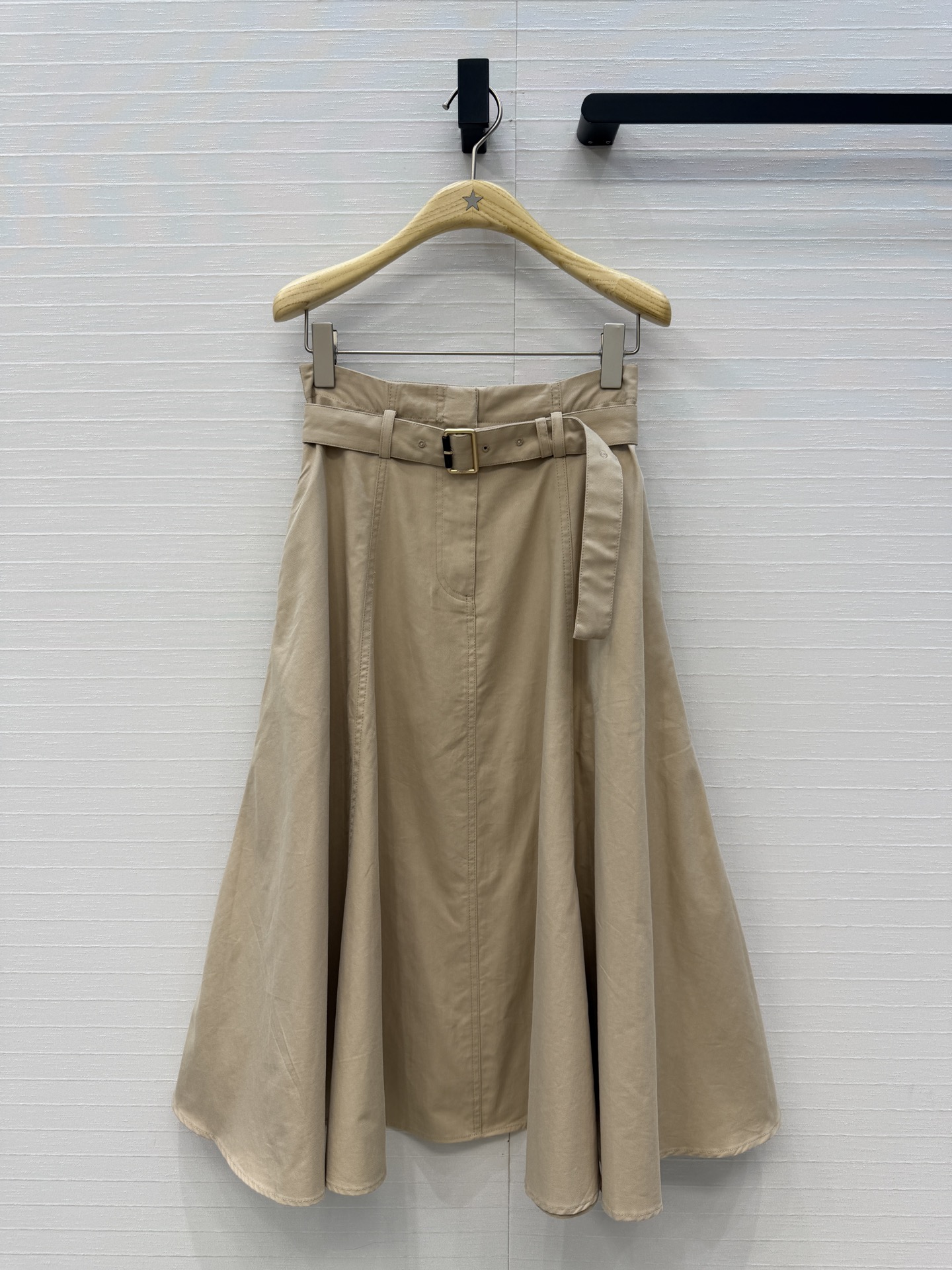NO:853878,High-end quality Di*26 spring and summer new product, belted long skirt with customized fabric texture, delicate and comfortable, French elegant and classic A-line umbrella design with a large skirt that is sweet or salty, and an unflattering upper body that is so beautiful that it has no friends!  Customized metal buckle accessories are perfect in workmanship and the quality depends on the details. Two colors of sizes 36-42 are available in seconds!  Size 36. Waist 68, skirt length 81., Dior-clothing, dior, skirts,19860909高端品质Di*26春夏新品,系腰带长半裙定制面料质感细腻舒适,法式优雅经典A字伞型设计大裙摆可甜可盐,不挑人版型上身美到没朋友！定制金属扣配件完美做工品质看细节,两色36-42码现货速度秒！36码.腰围68,裙长81.,迪奥-服装,dior,skirts,,Women's clothing
