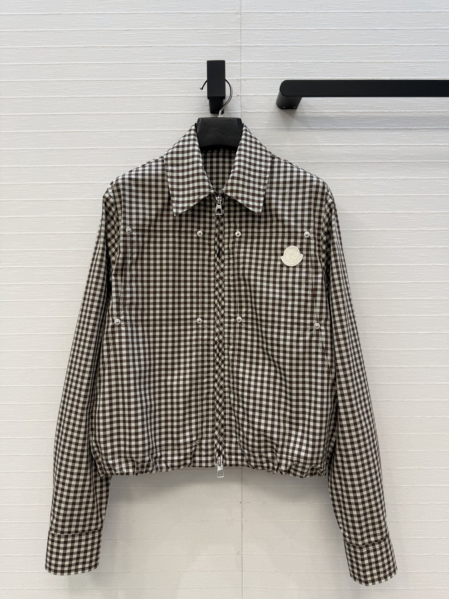 NO:856291,Highly recommend Moncl* 26 spring and summer Vichy plaid shirt jacket, with logo patch embroidery and custom-made yarn-dyed plaid cotton fabric, which is light, breathable and comfortable, and super friendly for daily wear!  The drawstring at the hem adjusts the short version, which is versatile and casual. You can switch between sweet and cool or elegant at will ~ you can easily control it for commuting, dating, and shopping. Two colors and three sizes. S size, shoulder width 41, bust 98. Length 52.., Moncler, jackets & coats, shirts,19860909强烈推荐Moncl* 26春夏维希格纹衬衫外套,徽标贴绣点缀.定制色织格纹棉质面料轻薄透气舒适,日常穿搭超友好！下摆抽绳调节短款版型百搭休闲,甜酷or优雅随心切换～通勤、约会、逛街都能轻松驾驭,两色三码.S码,肩宽41,胸围98.衣长52. .,蒙口-服装,Moncler,jackets & coats,shirts,,Women's clothing