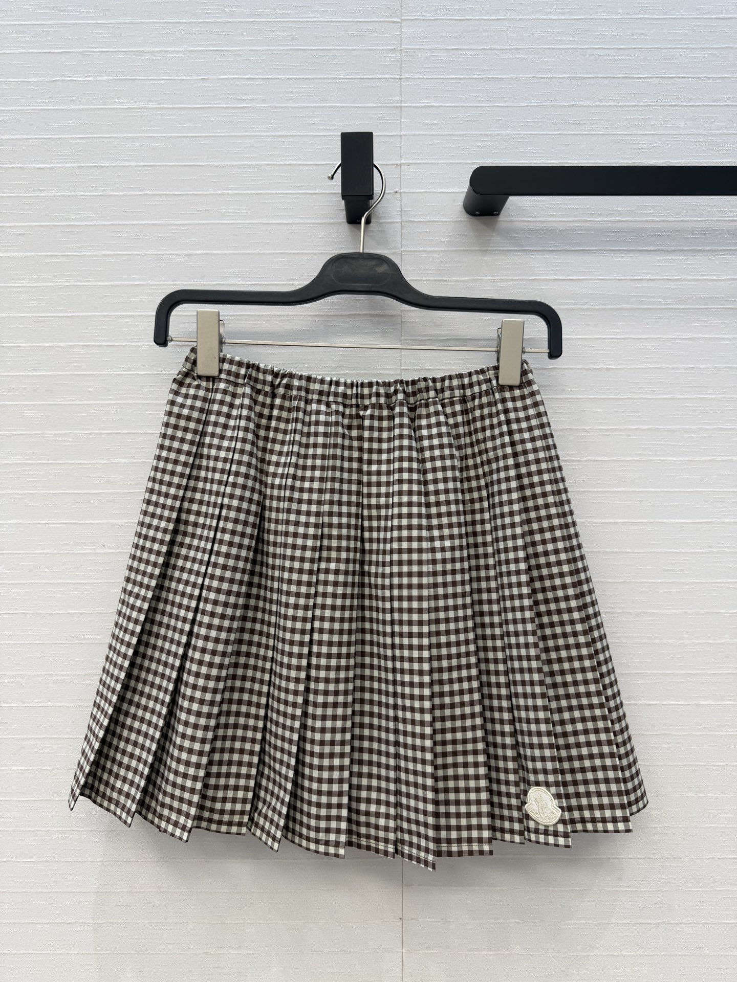 NO:856282,Highly recommended Moncl* 26 spring and summer Vichy plaid pleated skirt, logo appliqué embellished. Custom-made yarn-dyed plaid cotton fabric is light, breathable and comfortable, elastic waist pleat technology, sweet and cool or elegant switch at will ~ can be easily controlled for commuting, dating, shopping, two colors and three sizes. S size, waist 64, skirt length 42.., Mengkou-clothing, Moncler, skirts,19860909强烈推荐Moncl* 26春夏维希格纹百褶半裙,徽标贴绣点缀.定制色织格纹棉质面料轻薄透气舒适,松紧腰围压褶工艺,甜酷or优雅随心切换～通勤、约会、逛街都能轻松驾驭,两色三码.S码,腰围64,裙长42..,蒙口-服装,Moncler,skirts,,Women's clothing