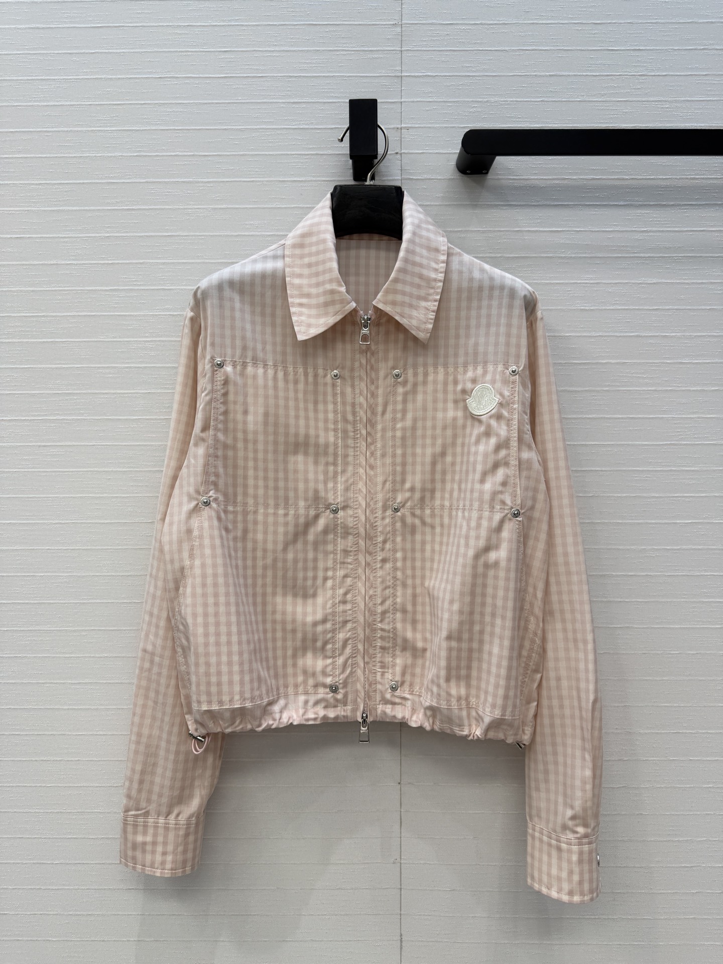 NO:856271,Highly recommend Moncl* 26 spring and summer Vichy plaid shirt jacket, with logo patch embroidery and custom-made yarn-dyed plaid cotton fabric, which is light, breathable and comfortable, and super friendly for daily wear!  The drawstring at the hem adjusts the short version, which is versatile and casual. You can switch between sweet and cool or elegant at will ~ you can easily control it for commuting, dating, and shopping. Two colors and three sizes. S size, shoulder width 41, bust 98. Length 52.., Moncler, jackets & coats, shirts,19860909强烈推荐Moncl* 26春夏维希格纹衬衫外套,徽标贴绣点缀.定制色织格纹棉质面料轻薄透气舒适,日常穿搭超友好！下摆抽绳调节短款版型百搭休闲,甜酷or优雅随心切换～通勤、约会、逛街都能轻松驾驭,两色三码.S码,肩宽41,胸围98.衣长52. .,蒙口-服装,Moncler,jackets & coats,shirts,,Women's clothing
