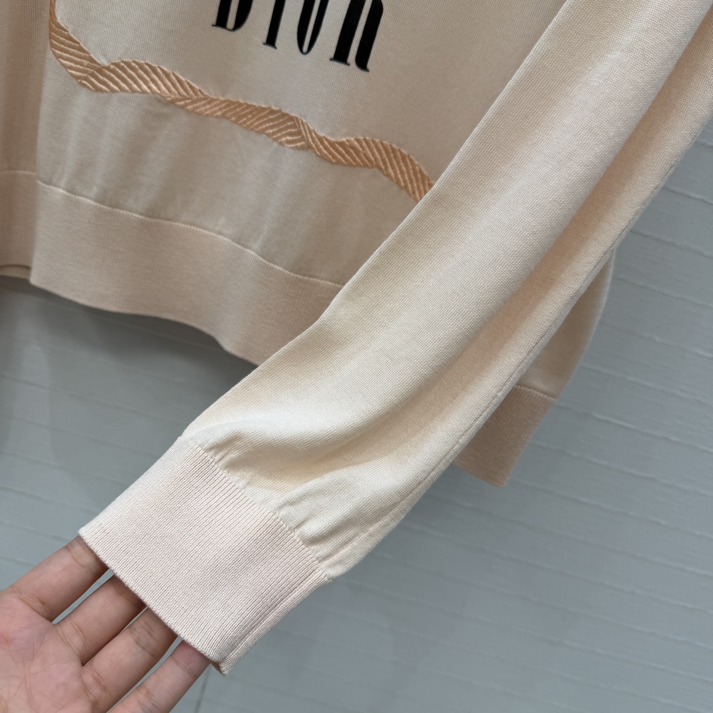 原单品质💋Miss D26s早春新品，花园世界系列刺绣针织衫。进口桑蚕丝天丝混纺纱线质感细腻。细节满分✨