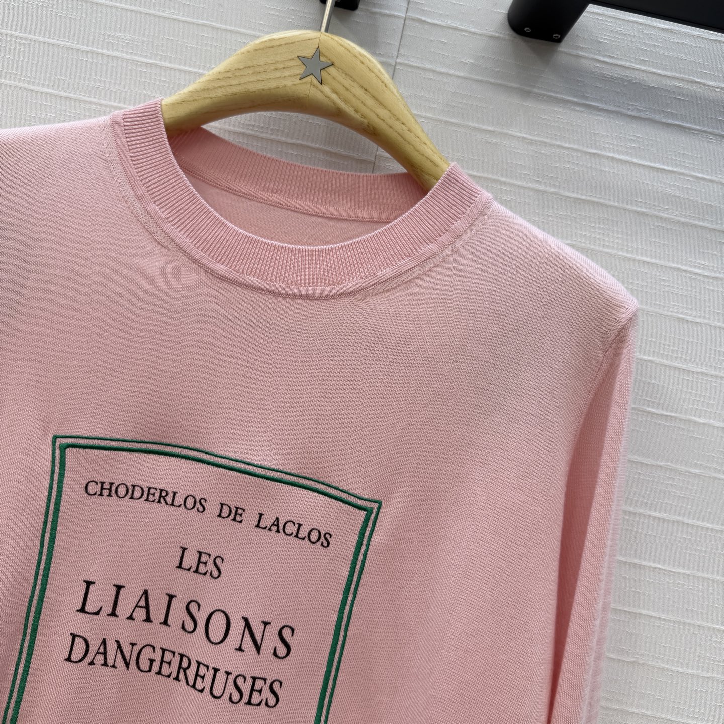 原单品质💋Miss D26s早春新品，花园世界系列刺绣针织衫。进口桑蚕丝天丝混纺纱线质感细腻。细节满分✨