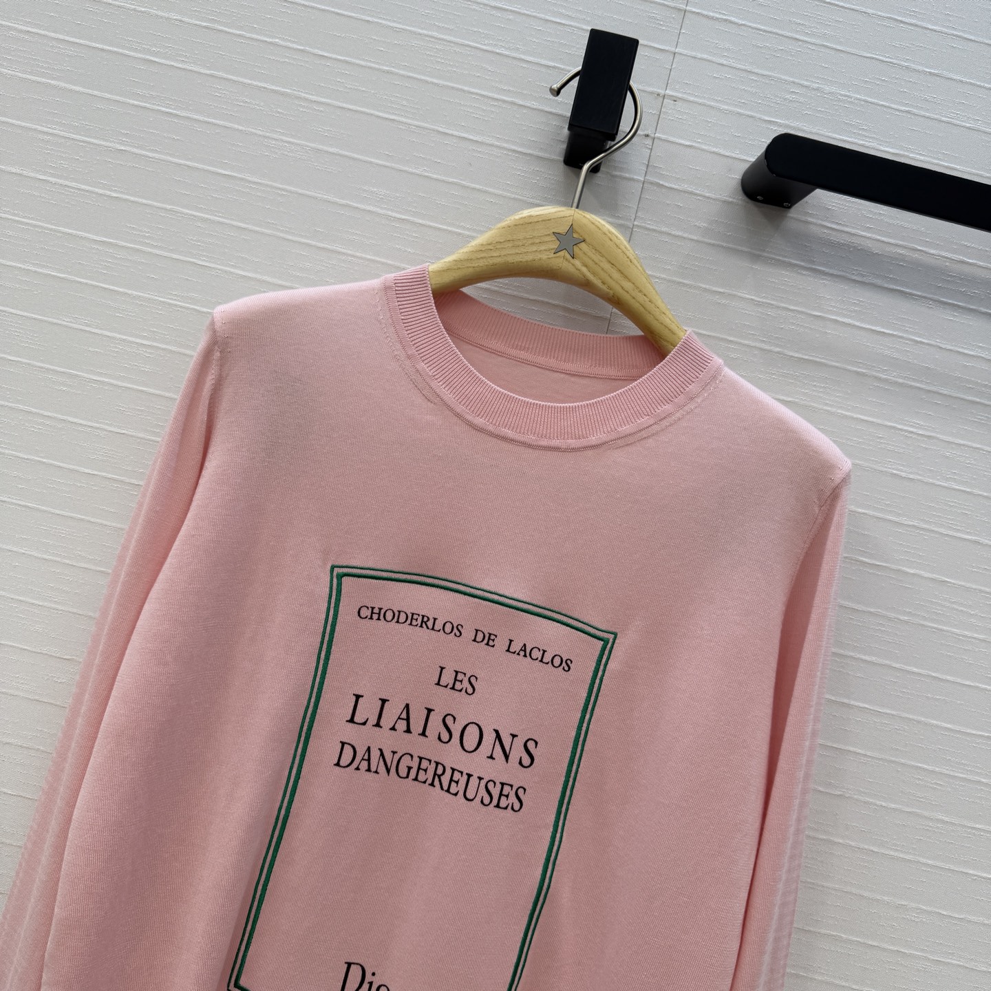 原单品质💋Miss D26s早春新品，花园世界系列刺绣针织衫。进口桑蚕丝天丝混纺纱线质感细腻。细节满分✨