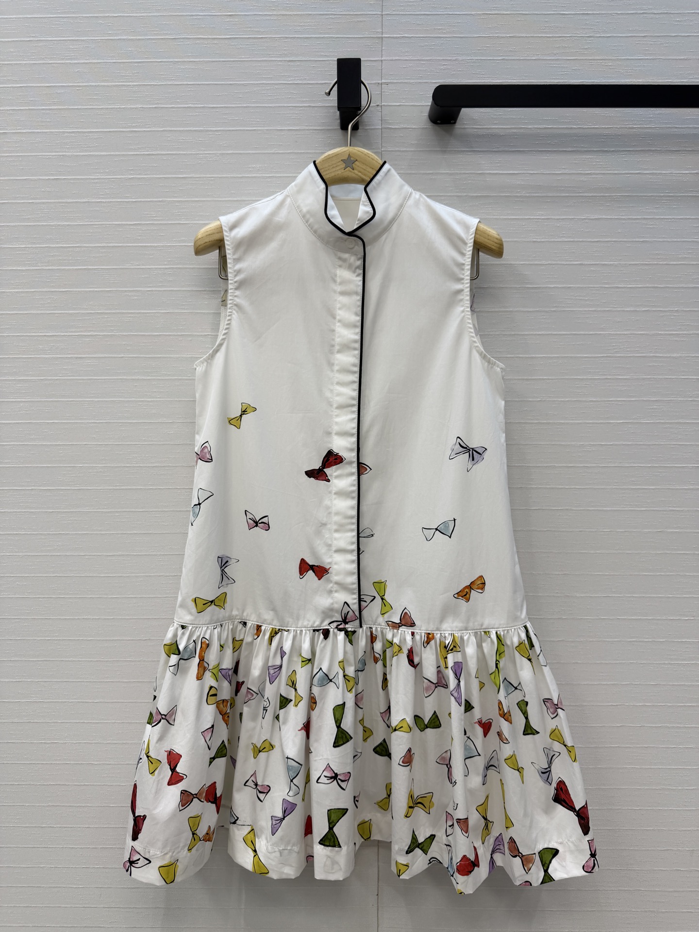 NO:856633,The exclusive first release of D*26 new product, colorful bow-printed sleeveless skirt. Pleated small collar, straight ruffled skirt, playful and casual design. Easily get the French elegant look, custom contrast piping technology, imported cotton material, quality workmanship, look at the details!  S.M.L.XL size available now, size 36, bust 88, skirt length 86.., Dior-clothing, dior, skirts,19860909独家首发D*26新品 彩色蝴蝶结印花无袖裙.翻褶小衬领 直筒荷叶边裙摆版型设计俏皮随性.轻松get法式优雅Look,定制撞色滚边工艺进口棉料做工品质看细节！S.M.L.XL码 现货开抢,36码,胸围88,裙长86. .,迪奥-服装,dior,skirts,,Women's clothing