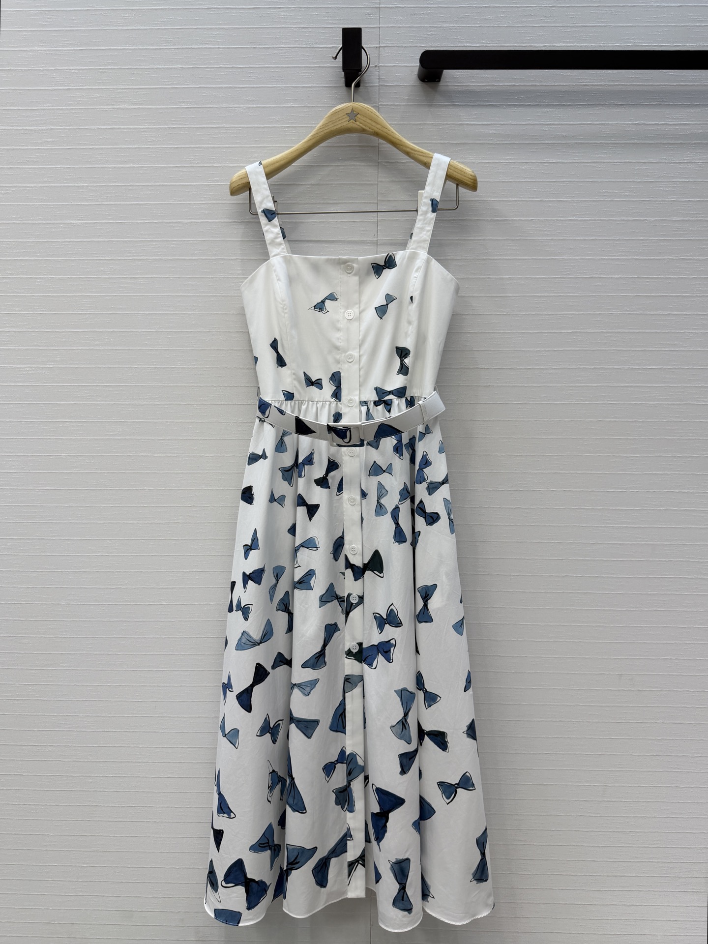 NO:856641,The exclusive first release of Dio*26 early spring new product, blue bow printed suspender dress, fresh and elegant color block print pattern, full of elegant and romantic atmosphere, square collar suspender, single-breasted waist A-cut skirt, romantic and casual design, elegant and charming temperament, imported cotton poplin fabric quality workmanship depends on the details!  S.M.L.XL size is in stock now, size 36, bust 80, waist 66, skirt length 124..., Dior-clothing, dior, dior, skirts,19860909独家首发Dio*26早春新品 蓝色蝴蝶结印花吊带长裙,清新淡雅的色块印花图案优雅浪漫氛围感拉满,方领吊带 单排扣收腰A裁裙摆版型设计浪漫随性,气质优雅迷人,进口棉府绸面料做工品质看细节！S.M.L.XL码 现货开抢,36码,胸围80,腰围66,裙长124..,迪奥-服装,dior,dior,skirts,,Women's clothing