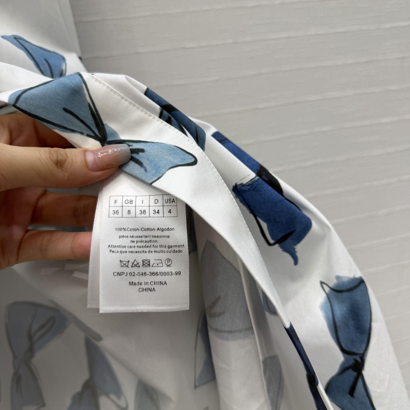 独家首发❤️Dio*26早春新品 蓝色蝴蝶结印花吊带长裙，清新淡雅的色块印花图案优雅浪漫氛围感拉满，方领