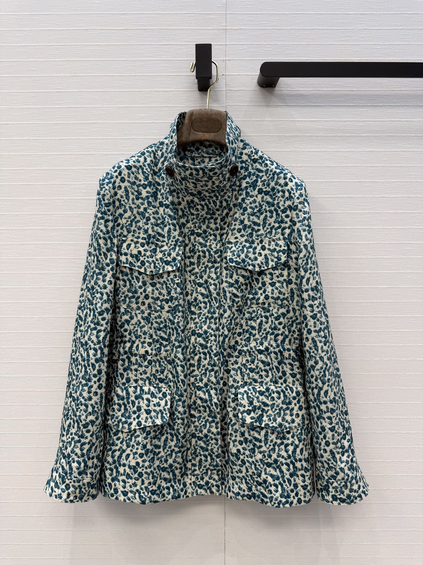 NO:856622,Exclusive first release of high-end quality, Lp's new product in the resort style of a southern French manor. Lazy and romantic floral, blue-green floral linen traveler jacket, long-termism, fresh old money, a must-have item for your relaxed wardrobe!  Imported linen fabric is light, breathable and feels great!  Adjustable waist, low-key luxury and elegant temperament. Temperament, small stand-up collar, classic version, versatile and not picky on the upper body, hand-made hemming technology, perfect workmanship quality, look at the details, two colors, 3 sizes, ready to grab, size 36, shoulder width 40, bust 100, length 66..., women's clothing, loro piana, jackets & coats,19860909独家首发高端品质,Lp新品南法庄园度假风 慵懒浪漫的小碎花,蓝绿色碎花亚麻旅行者外套,长期主义 清新老钱 松弛感衣橱必备单品！进口亚麻面料轻盈透气质感超赞！可调节收腰低调奢华气质优雅.气质小立领经典版型百搭不挑人上身,手工包边工艺完美做工品质看细节,两色3码 现货开抢,36码,肩宽40,胸围100,衣长66..,女装,loro piana,jackets & coats,,Women's clothing