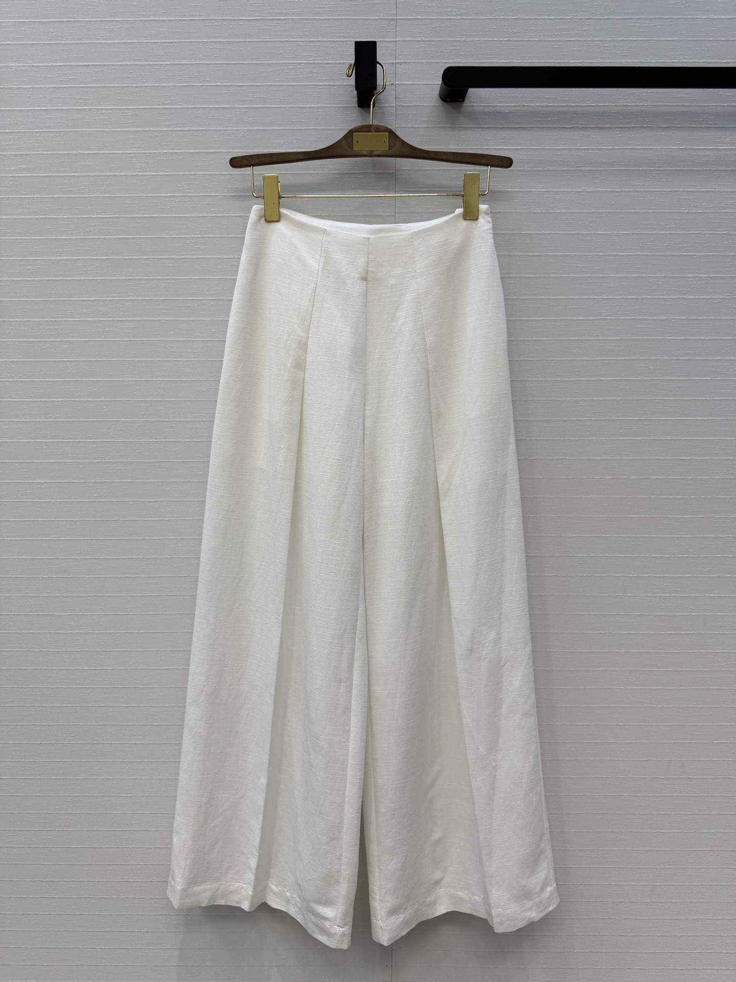 NO:857001,Highly recommend Lp's long-term old-money style outfits, linen trousers. The texture of imported fabrics is amazing!  Customized pleated straight wide-leg pants are casual and chic. Minimalist design upper body is capable and elegant, goddess style. Easy to control and interpret different styles for commuting. The quality of workmanship depends on the details. One color 3 sizes. S size. Waist 66, hip 94, trouser length 104..., women's clothing, loro piana,19860909强烈推荐Lp 长期主义老钱风穿搭,亚麻面料西裤.进口面料质感超赞！定制捏褶直筒阔腿裤随性潇洒.极简主义设计上身干练优雅气场女神Style.通勤穿搭轻松驾驭演绎不同风格,做工品质看细节一色3码.S码.腰围66,臀围94,裤长104..,女装,loro piana,,Women's clothing