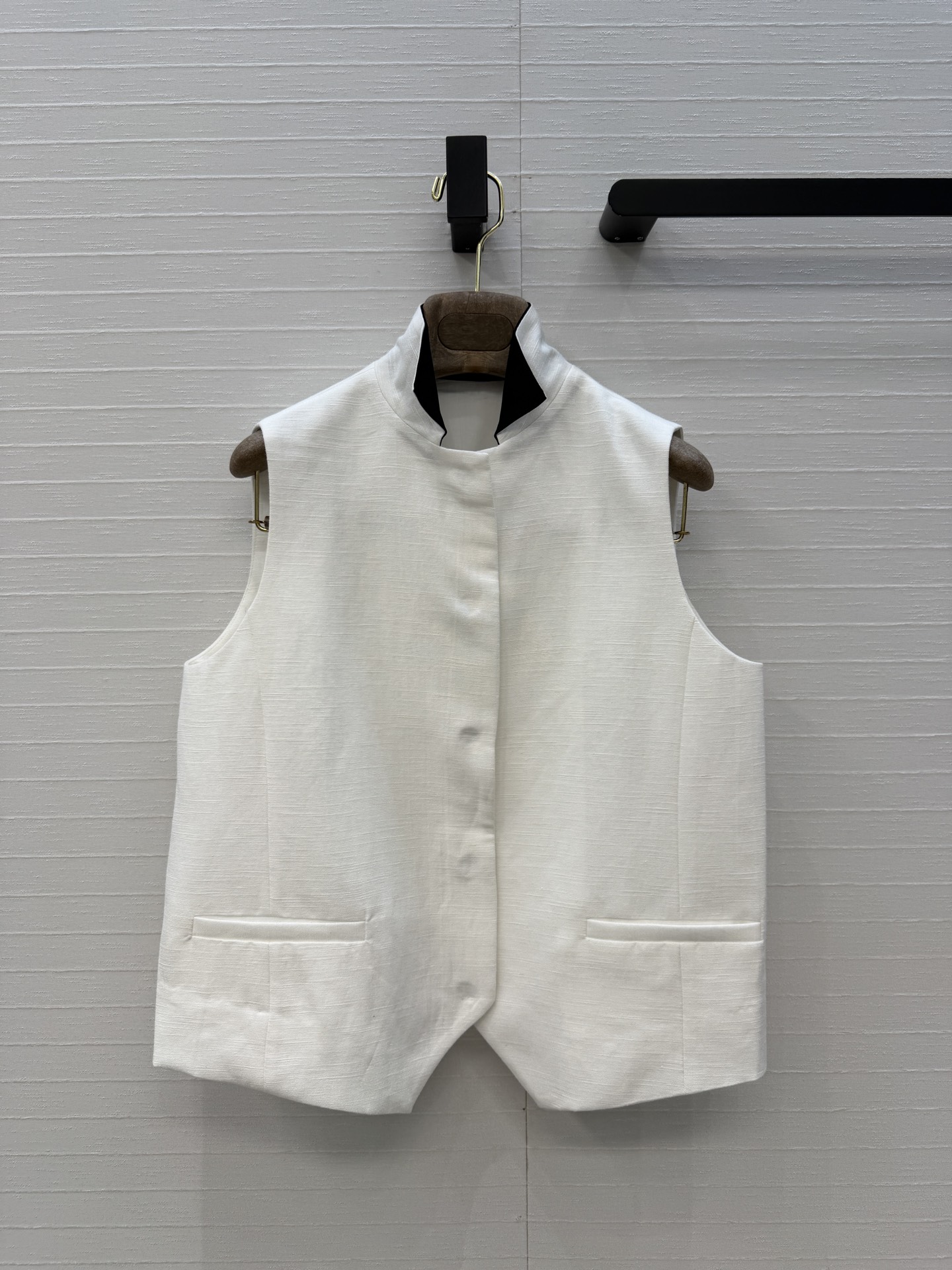 NO:857011,Highly recommend Lp's long-term old-money style outfit, a white vest made of linen fabric!  Contrasting color small pleated lining collar design, classic version that does not flatter the upper body and makes the body look slimmer!  Highly recommended as a versatile item to keep for yourself!  Retro style. The quality of workmanship depends on the details. Three sizes in one color, S size, bust 92, length 53., women's clothing, loro piana,19860909强烈推荐Lp 长期主义老钱风穿搭,亚麻面料白色小马甲！撞色小翻褶衬领设计 经典版型不挑人上身巨显瘦！强烈推荐自留百搭单品！复古有腔调.做工品质看细节,一色三码,S码,胸围92,衣长53.,女装,loro piana,,Women's clothing