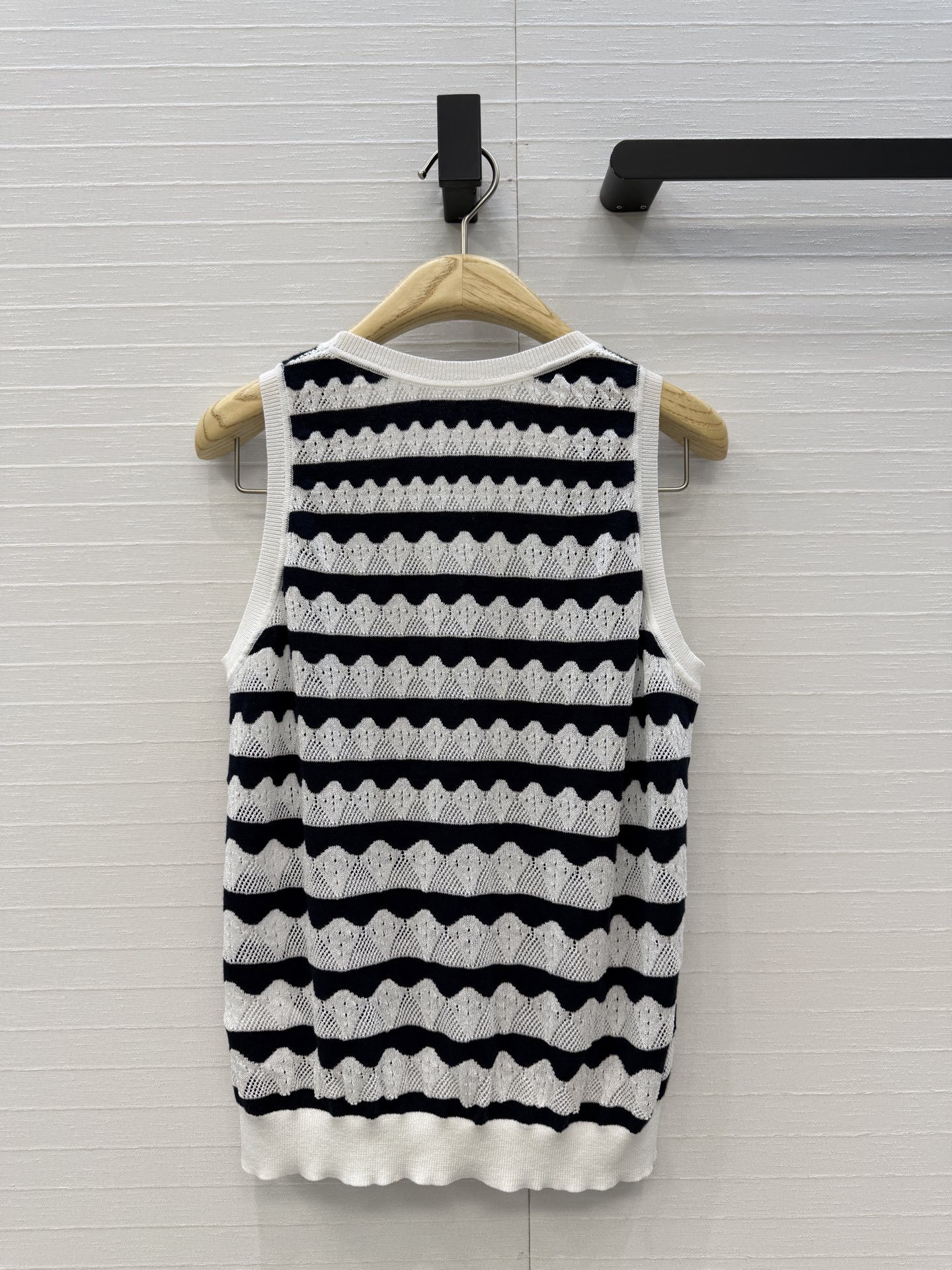 强烈推荐💋Miss D26s早春新品，花园世界系列系带蝴蝶结领针织背心。撞色波纹曲纹针织，金属吊饰细节满
