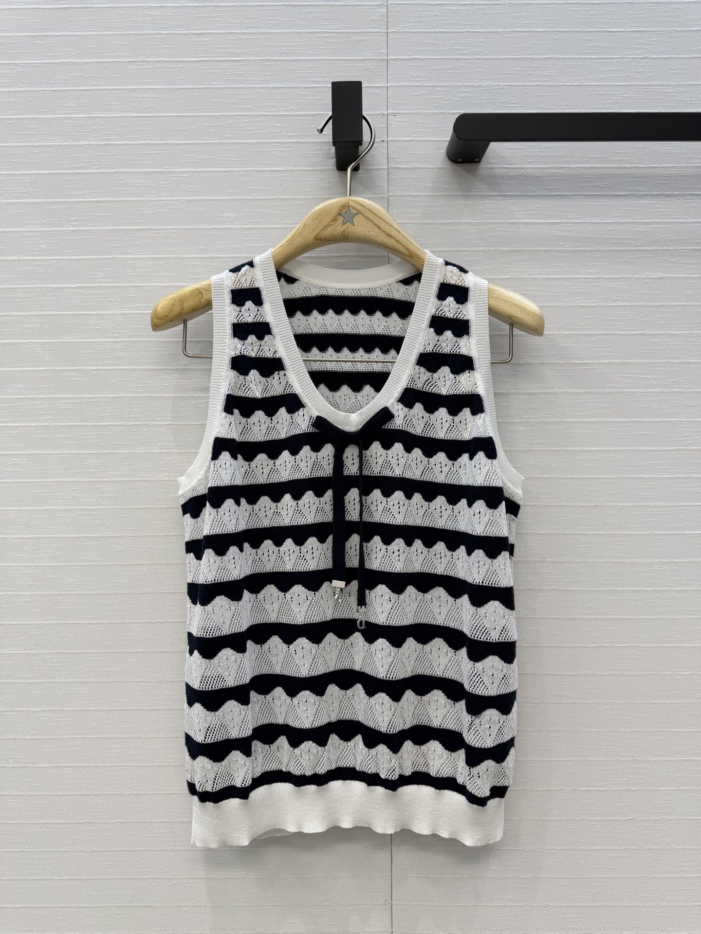 NO:860272,Highly recommend Miss D26s new early spring product, the Garden World series knitted vest with lace-up bow collar. Contrast color corrugated curved knitting, metal pendant details are full of gentle and elegant girly feeling. The classic version is not picky and can be easily used for commuting and leisure. It is a must-have high-end item for white, rich and beautiful women. 3 sizes in one color!  Size 36, bust 88, length 53.., Dior-clothing, dior,19860909强烈推荐Miss D26s早春新品,花园世界系列系带蝴蝶结领针织背心.撞色波纹曲纹针织,金属吊饰细节满分温柔优雅的少女感爆棚,经典版型不挑人通勤休闲都能轻松驾驭,白富美必入高级单品.一色3码！36码,胸围88,衣长53..,迪奥-服装,dior,,Women's clothing