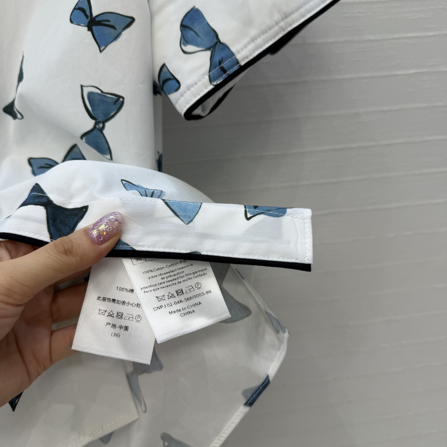 独家首发❤️D*26新品 蓝色蝴蝶结🎀印花短袖衬衫，翻褶小衬领黑色滚边设计俏皮随性。经典版型轻松get法