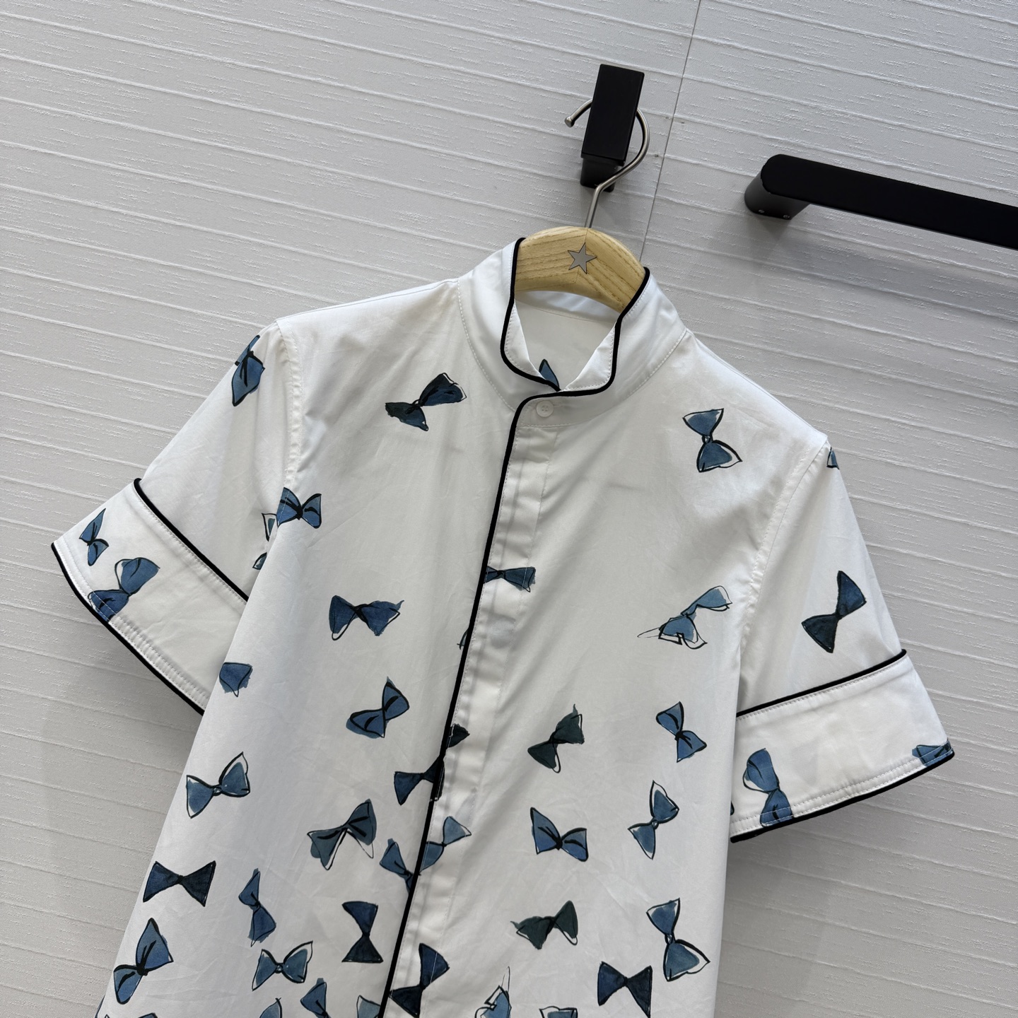 独家首发❤️D*26新品 蓝色蝴蝶结🎀印花短袖衬衫，翻褶小衬领黑色滚边设计俏皮随性。经典版型轻松get法
