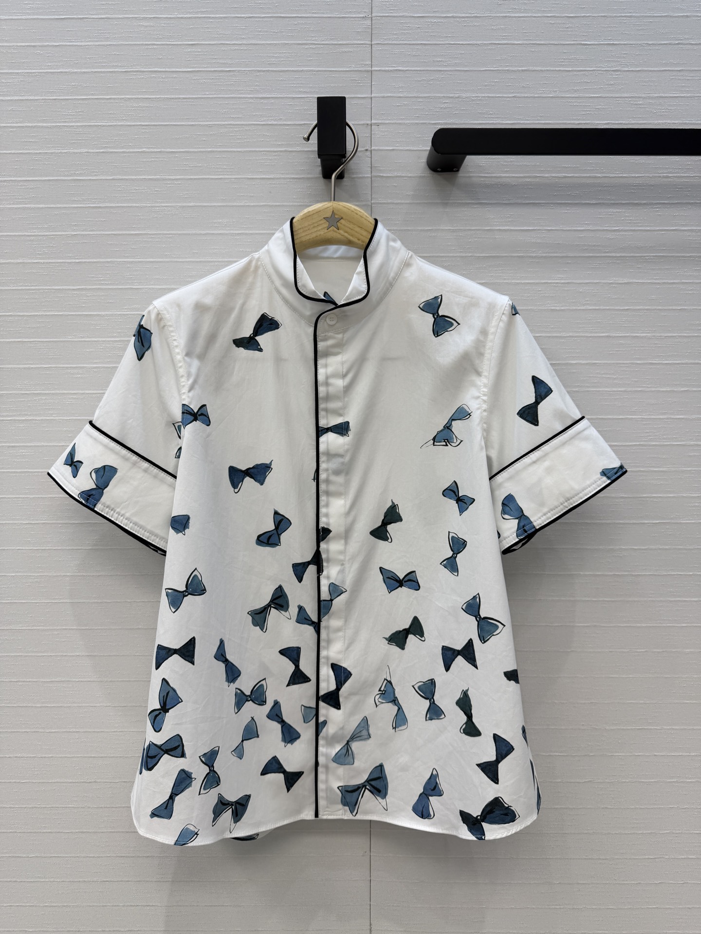 NO:860261,The exclusive first release of D*26's new product, a blue bow-printed short-sleeved shirt, with a pleated small collar and black piping design that is playful and casual. The classic version makes it easy to get a French elegant look. The quality of workmanship of imported pure cotton fabric depends on the details!  S.M.L.XL size is in stock now, size 36, shoulder width 39, bust 94, length 62., Dior-clothing, dior, shirts, T-shirt,19860909独家首发D*26新品 蓝色蝴蝶结印花短袖衬衫,翻褶小衬领黑色滚边设计俏皮随性.经典版型轻松get法式优雅Look,进口纯棉面料做工品质看细节！S.M.L.XL码 现货开抢,36码,肩宽39,胸围94,衣长62.,迪奥-服装,dior,shirts,T-shirt,,Women's clothing