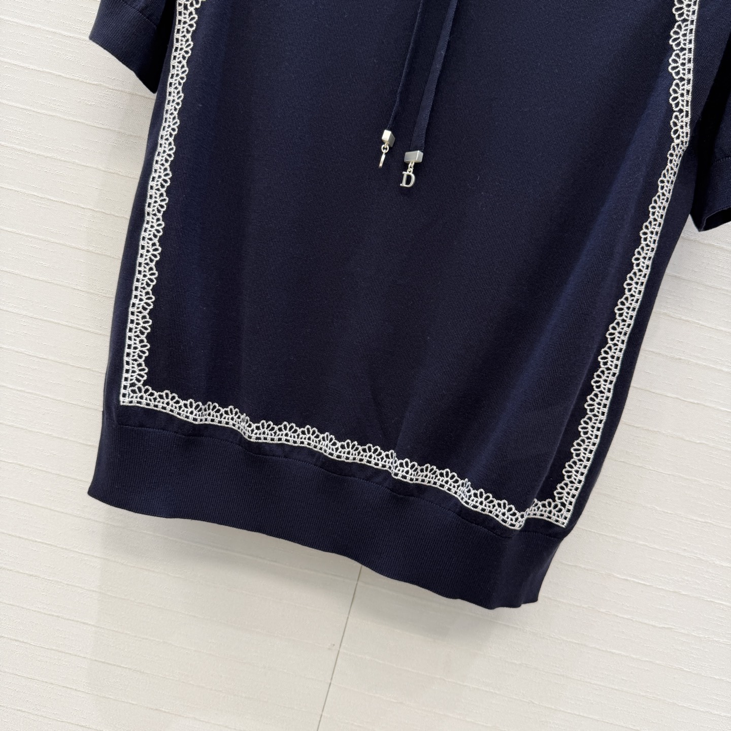 原单品质💋Miss D26s早春新品，花园世界系列系带蝴蝶结领针织短袖蚕丝上衣。进口天丝桑蚕丝纱线质感细