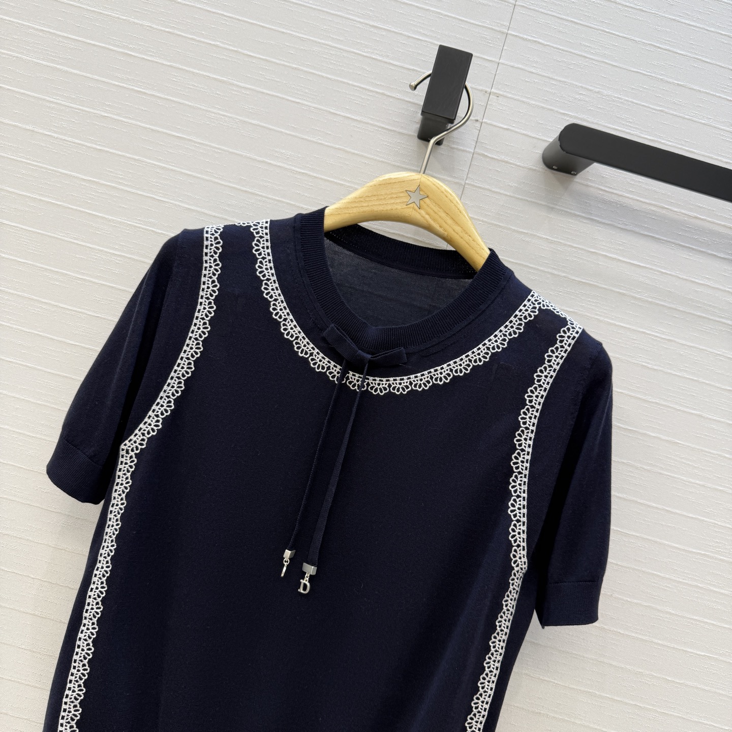 原单品质💋Miss D26s早春新品，花园世界系列系带蝴蝶结领针织短袖蚕丝上衣。进口天丝桑蚕丝纱线质感细