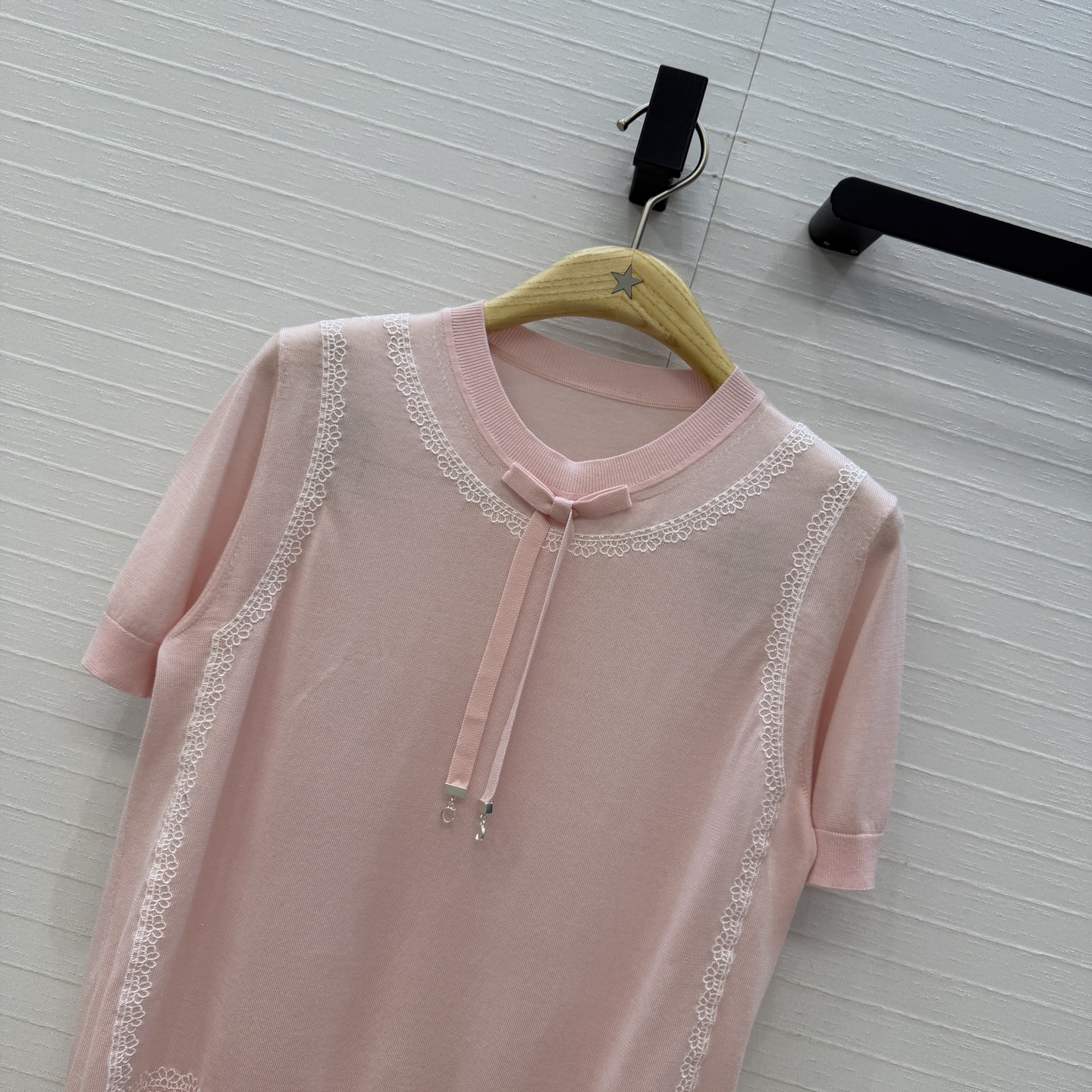 原单品质💋Miss D26s早春新品，花园世界系列系带蝴蝶结领针织短袖蚕丝上衣。进口天丝桑蚕丝纱线质感细