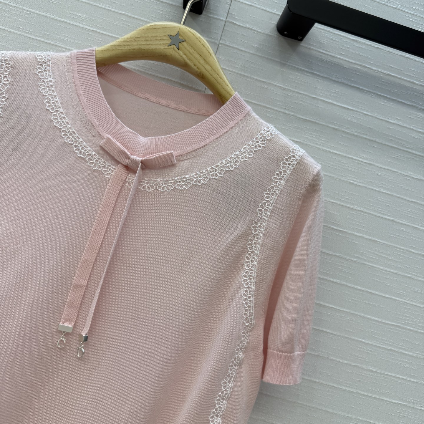 原单品质💋Miss D26s早春新品，花园世界系列系带蝴蝶结领针织短袖蚕丝上衣。进口天丝桑蚕丝纱线质感细