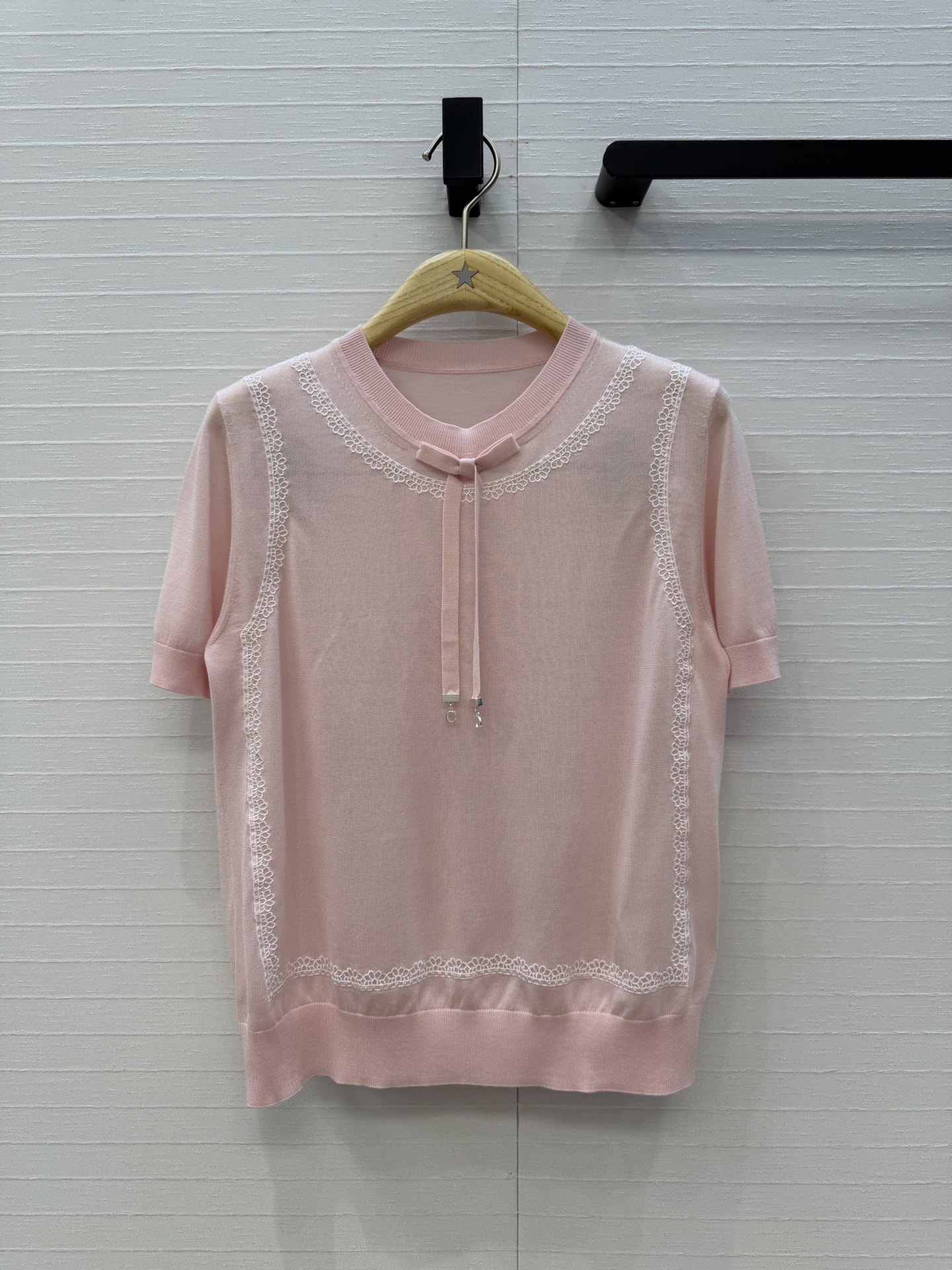 原单品质💋Miss D26s早春新品，花园世界系列系带蝴蝶结领针织短袖蚕丝上衣。进口天丝桑蚕丝纱线质感细