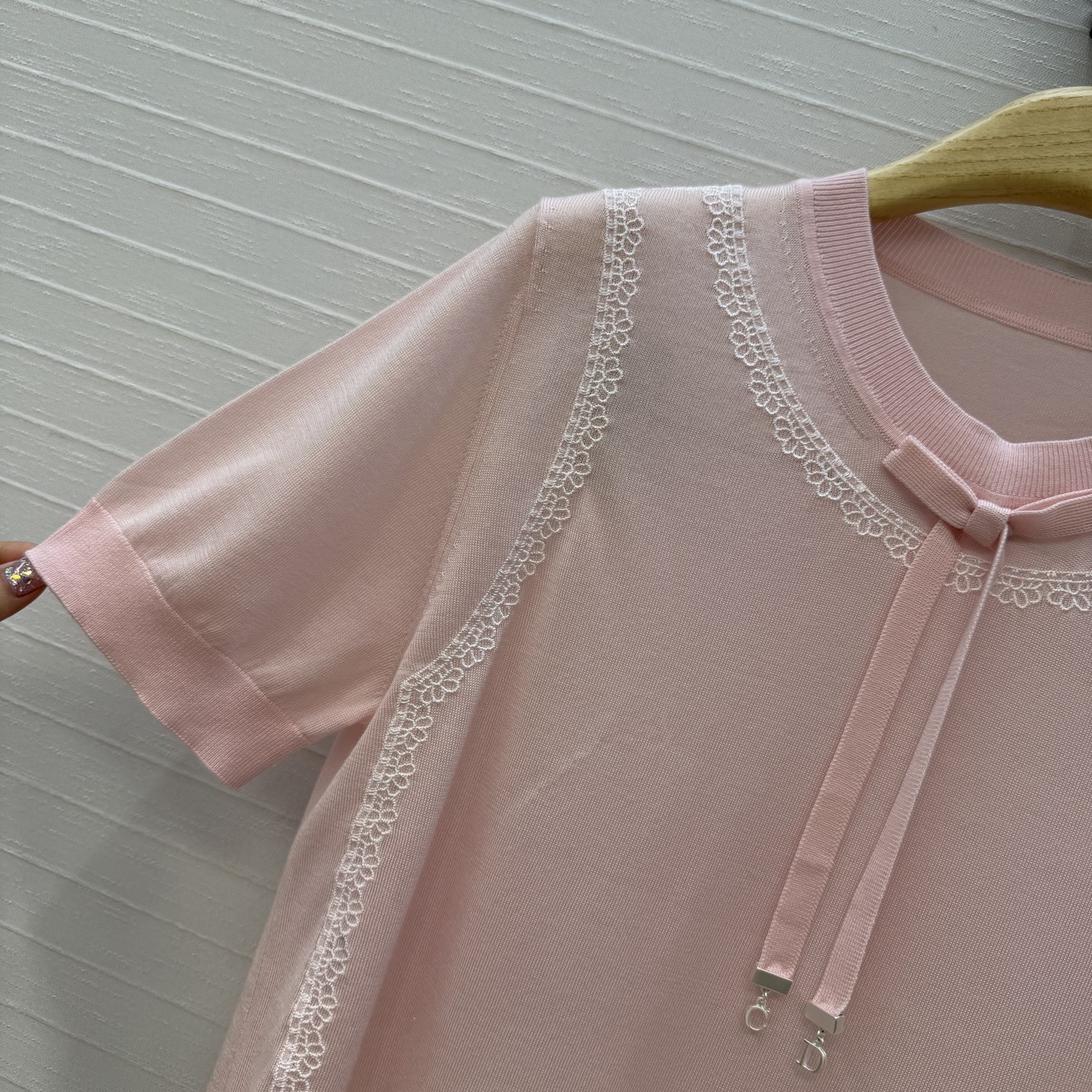 原单品质💋Miss D26s早春新品，花园世界系列系带蝴蝶结领针织短袖蚕丝上衣。进口天丝桑蚕丝纱线质感细