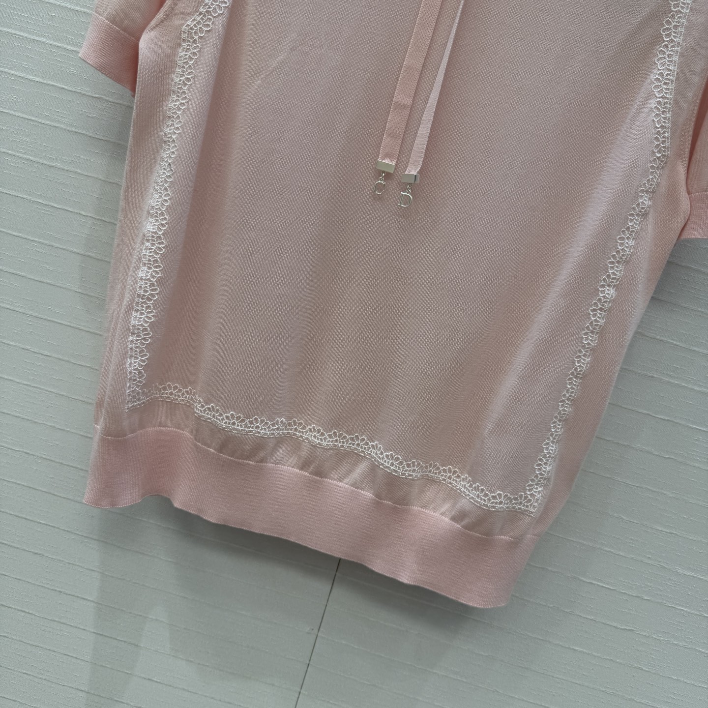 原单品质💋Miss D26s早春新品，花园世界系列系带蝴蝶结领针织短袖蚕丝上衣。进口天丝桑蚕丝纱线质感细